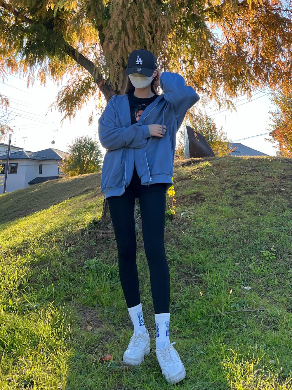 「shein、SHEIN、SHEINコーデ、H&M、韓国ファッション、꾸안꾸、シンプル、秋のコーデ、ゆるコーデ、ootd、骨格ウェーブ、シンプルコーデ、お洒落さんとつながりたい、秋、高身長女子」｜「H&MのH&M - デザインスウェットトップス - ブラック（スウェット、ブラック系）」を使った、냥냥さん（レディース・165cm）の秋コーディネートの1枚目の写真