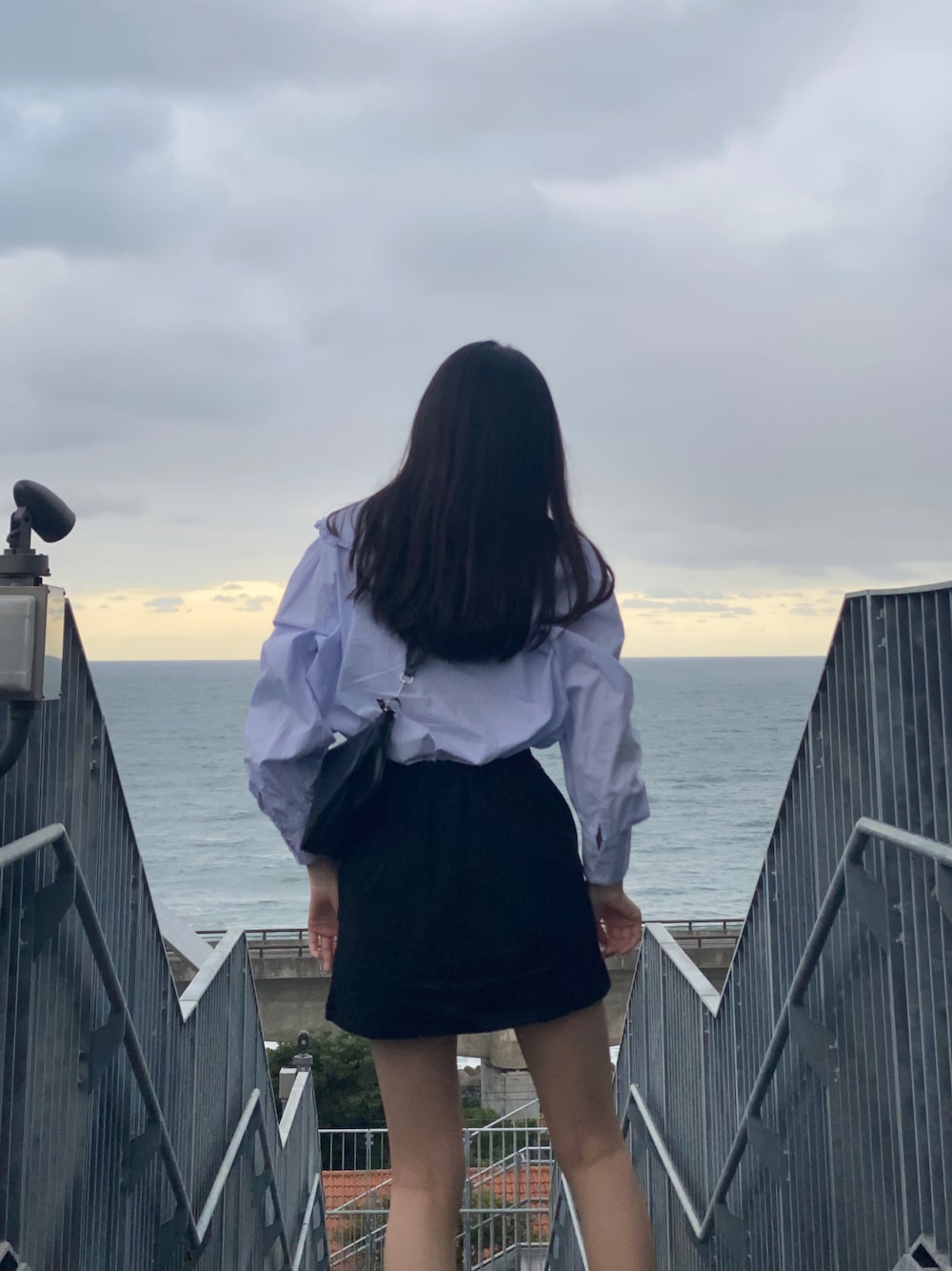 「お洒落さんとつながりたい、黒、骨格ウェーブ、高身長女子、韓国ファッション、高身長コーデ、スカート、shein」｜「H&Mのアイテム（シャツ/ブラウス、ブルー系）」を使った、냥냥さん（レディース・165cm）の秋コーディネートの1枚目の写真