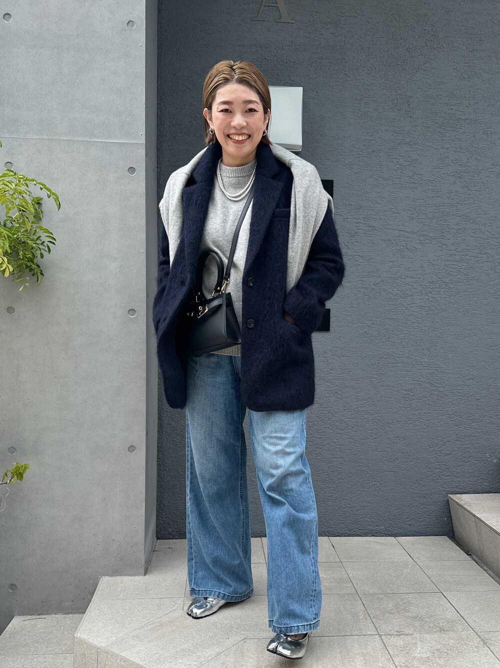 「秋服、カジュアルコーデ、オーバーサイズ、パンツコーデ、デニム、アウター、グレー、ニット、パンツスタイル、足袋バレエ」｜「NOLLEY’Sの◇【WEB限定】カシミヤブレンド長めVネックカーディガン（カーディガン/ボレロ、グレー系）」を使った、mitaniiiiiさん（レディース・168cm）の秋コーディネートの1枚目の写真
