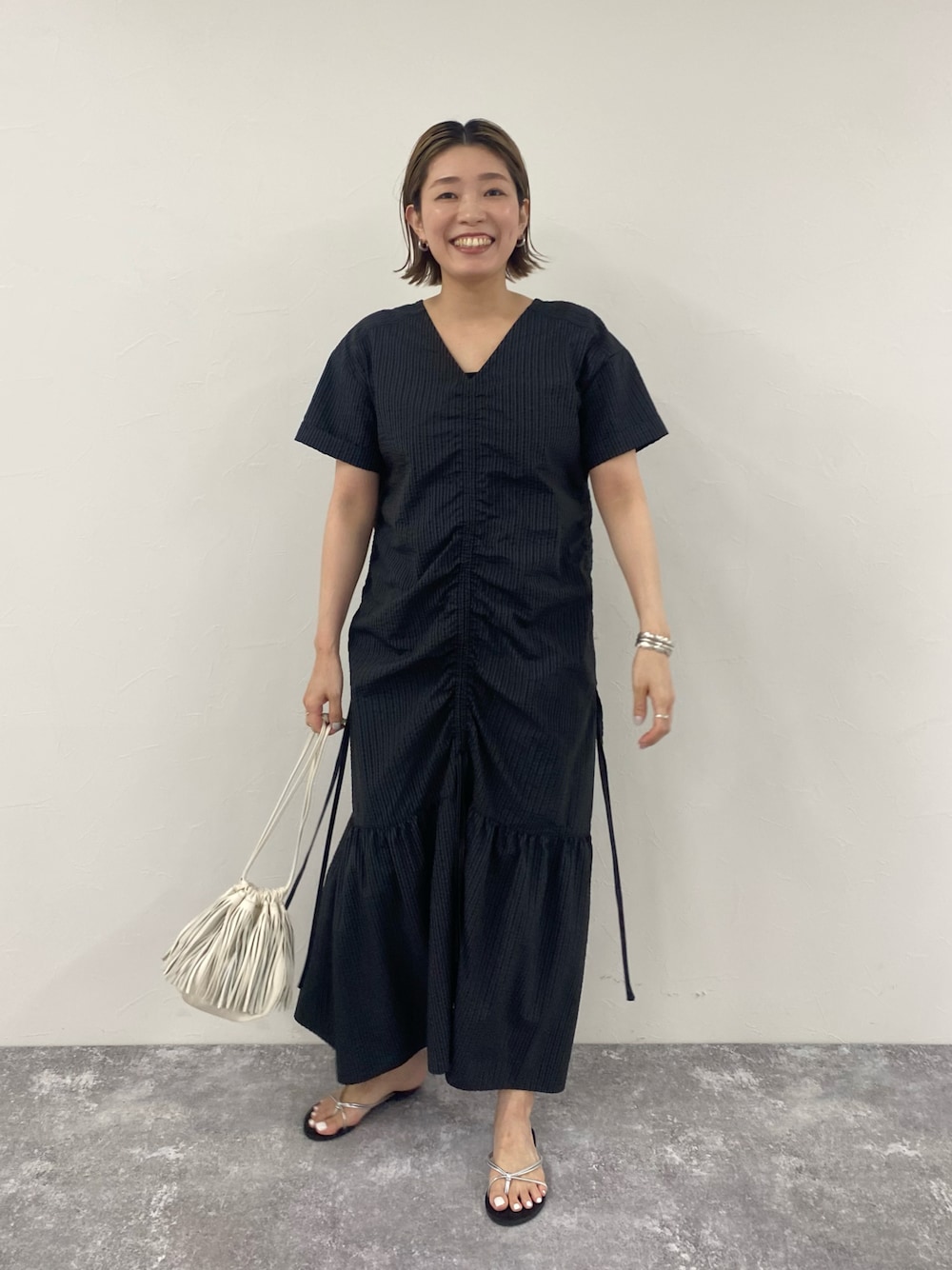 「夏コーデ、お出かけコーデ、シンプルコーデ、休日スタイル、オトナ女子、大人カジュアル、ワンピース、高身長女子、高身長コーデ」｜「NOLLEY’Sの◇【WEB限定】ドロストギャザーワンピース（ワンピース、ブラック系）」を使った、mitaniiiiiさん（レディース・168cm）の夏コーディネートの1枚目の写真