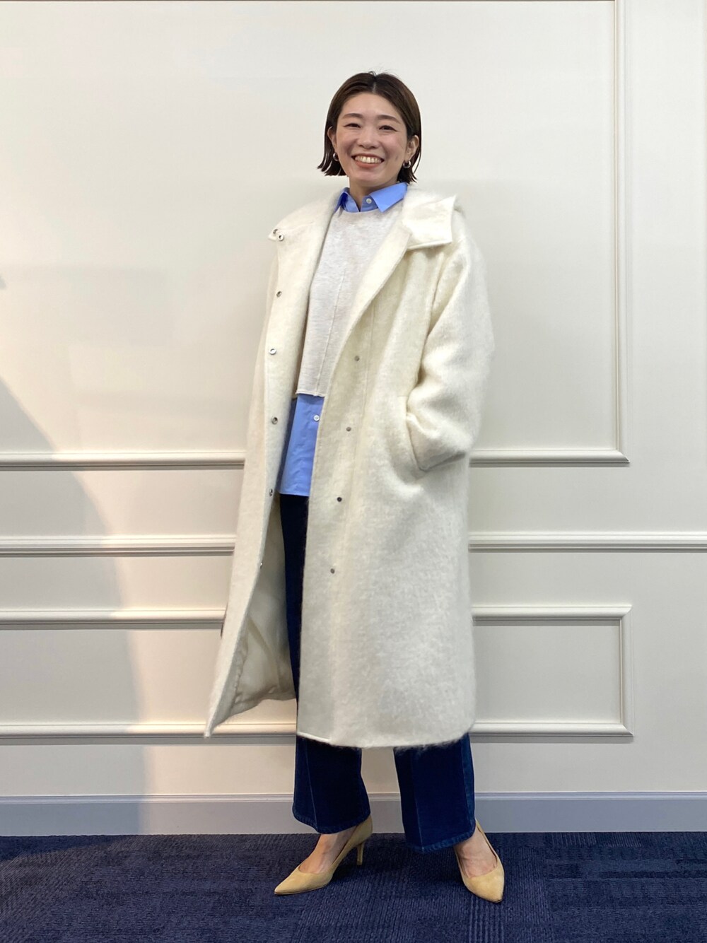 「オトナカジュアル、オトナ女子、ロングコート、デニム、シャツスタイル、レイヤードスタイル、きれいめカジュアル、おでかけコーデ、シャギーコート、フードコート」｜「NOLLEY’Sの◇【WEB限定】モヘヤシャギーPREMIUMフーデットコート（その他アウター、ホワイト系）」を使った、mitaniiiiiさん（レディース・168cm）の秋コーディネートの1枚目の写真
