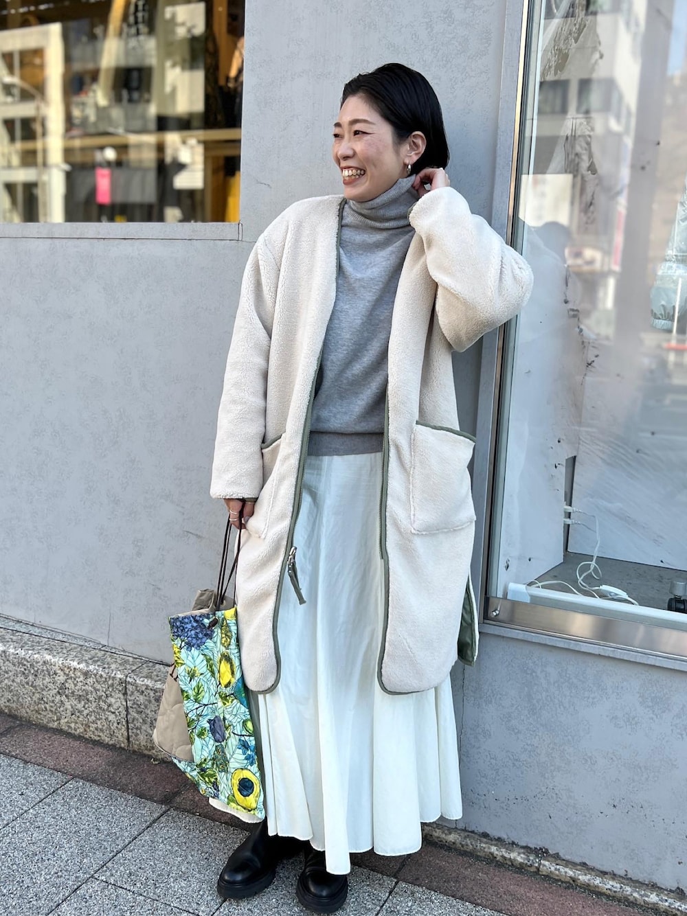 「大人カジュアル、冬コーデ、あったかコーデ、シンプル、ボアジャケット、カジュアルコーデ、タートルネックニット、リバーシブルコート、キルティングコート、コートコーデ、スカートコーデ」｜「Rie Millerの《手洗い可能》ホールガーメントベーシックタートルネックプルオーバーニット（ニット/セーター、グレー系）」を使った、mitaniiiiiさん（レディース・168cm）の冬コーディネートの1枚目の写真