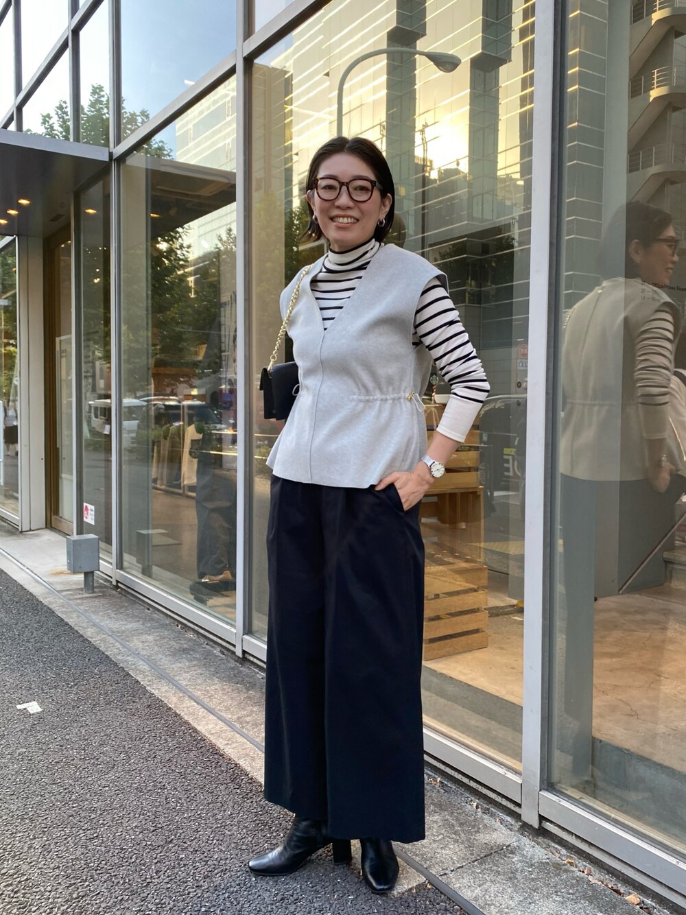 「ベスト、ジレ、セットアップ、パンツスタイル、ワイドパンツ、ブーツ、ジャージ素材、チェーンバッグ、レイヤードスタイル、アキコーデ」｜「NOLLEY’Sのウォッシャブルイージーケアツイルワイドパンツ（その他パンツ、ブラック系）」を使った、mitaniiiiiさん（骨格ストレート・レディース・168cm）の秋コーディネートの1枚目の写真