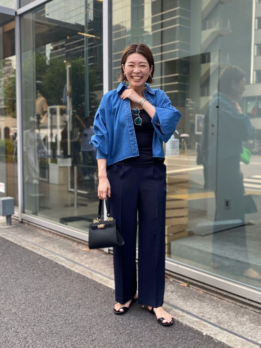 「シンプルコーデ、パンツコーデ、休日スタイル、オトナ女子、大人カジュアル、デニム、デニムシャツ、高身長女子、パンツスタイル、骨格ストレート、サンダル」｜「NOLLEY’Sのウォッシャブルイージーワイドパンツ（その他パンツ、ブルー系）」を使った、mitaniiiiiさん（レディース・168cm）の夏コーディネートの1枚目の写真
