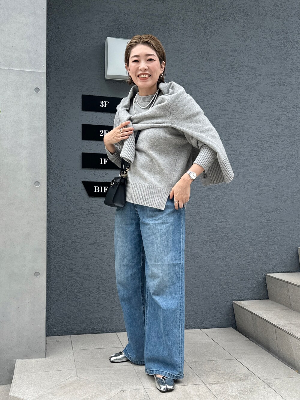 「秋服、ニット、グレー、デニム、デニムコーデ、カジュアルコーデ、オトナカジュアル、高身長女子、パールネックレス」｜「NOLLEY’Sの◇【WEB限定】カシミヤブレンド長めVネックカーディガン（カーディガン/ボレロ、グレー系）」を使った、mitaniiiiiさん（レディース・168cm）の秋コーディネートの1枚目の写真