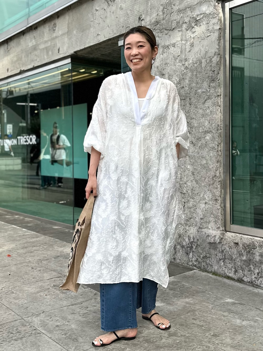 「大人コーデ、カジュアル、シンプルスタイル、リラックススタイル、デニム、ワンヒース、レイヤードスタイル、白ワンピース、シャツワンピ、サンダル、高身長女子、高身長コーデ」｜「NOLLEY’Sの◇【WEB限定】カットジャガードシャツワンピース（シャツワンピース、ホワイト系）」を使った、mitaniiiiiさん（レディース・168cm）の春コーディネートの1枚目の写真