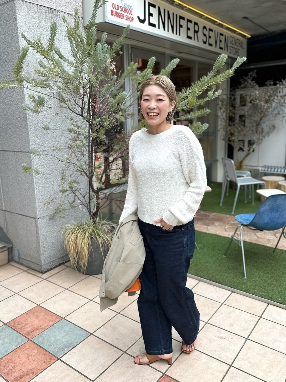 「休日コーデ、シンプルコーデ、ゆるコーデ、春コーデ、ニット、春、わたしの推しブランド、オトナ女子、2WAYニット、デニムコーデ、サンダル、春ニット」｜「NOLLEY’Sのコットンシャギー2WAYカーディガン（カーディガン/ボレロ、ホワイト系）」を使った、mitaniiiiiさん（レディース・168cm）の冬コーディネートの1枚目の写真
