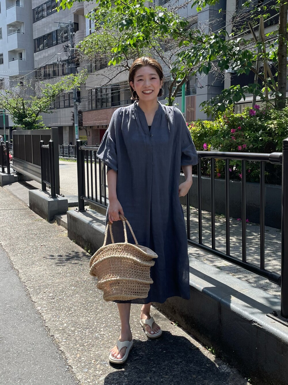 「シンプルスタイル、初夏コーデ、ゆったりコーデ、ワンピース、リネンワンピース、かごバッグ、サンダル、オトナカジュアル、168cm、高身長女子、骨格ストレート、おでかけコーデ、夏コーデ」｜「NOLLEY’Sの◇【WEB限定】フレンチリネンギャザースリーブシャツワンピース（シャツワンピース、グレー系）」を使った、mitaniiiiiさん（レディース・168cm）の春コーディネートの1枚目の写真