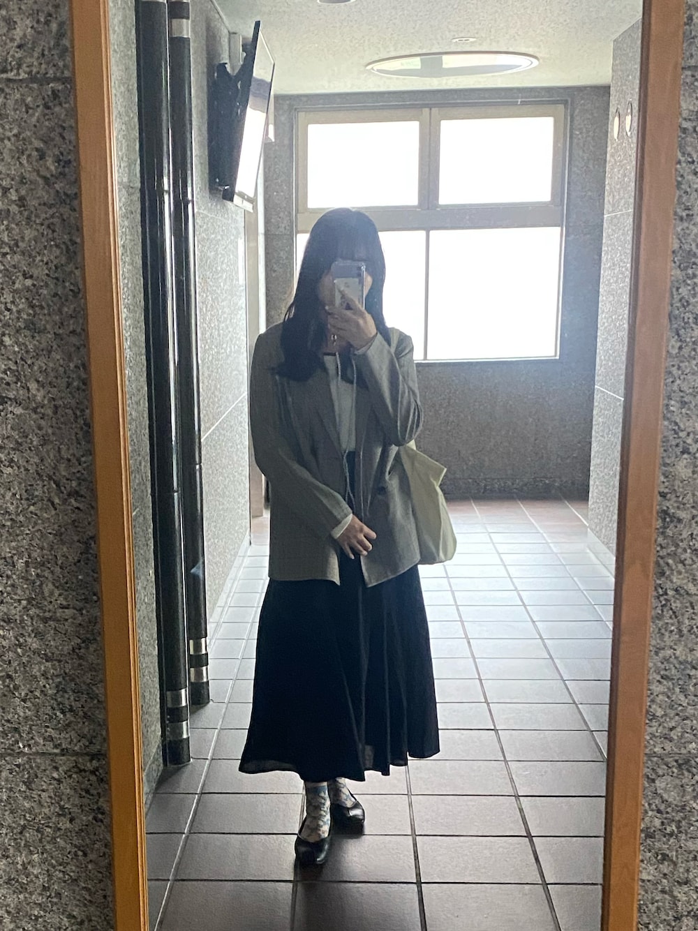 「秋コーデ、大学生コーデ、モノクロコーデ、白黒コーデ」｜「UNIQLOのアイテム（スカート、ブラック系）」を使った、karinさん（レディース・154cm）の秋コーディネートの1枚目の写真