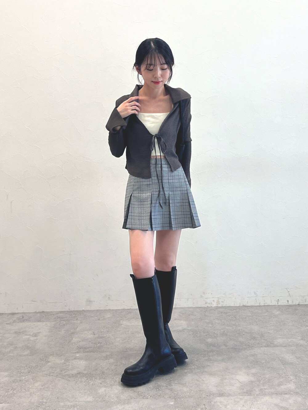 「ブーツ、秋服まるっと大公開、秋のコーデ、大人カジュアル、秋服準備はじめました、シンプル、低身長女子、低身長、韓国ファッション、骨格ウェーブ、韓国コーデ、ミニスカート、カーディガン」｜「Heatherのカップツキリブキャミ２　279752（キャミソール、ホワイト系）」を使った、みれいさん（レディース・150cm）の秋コーディネートの1枚目の写真