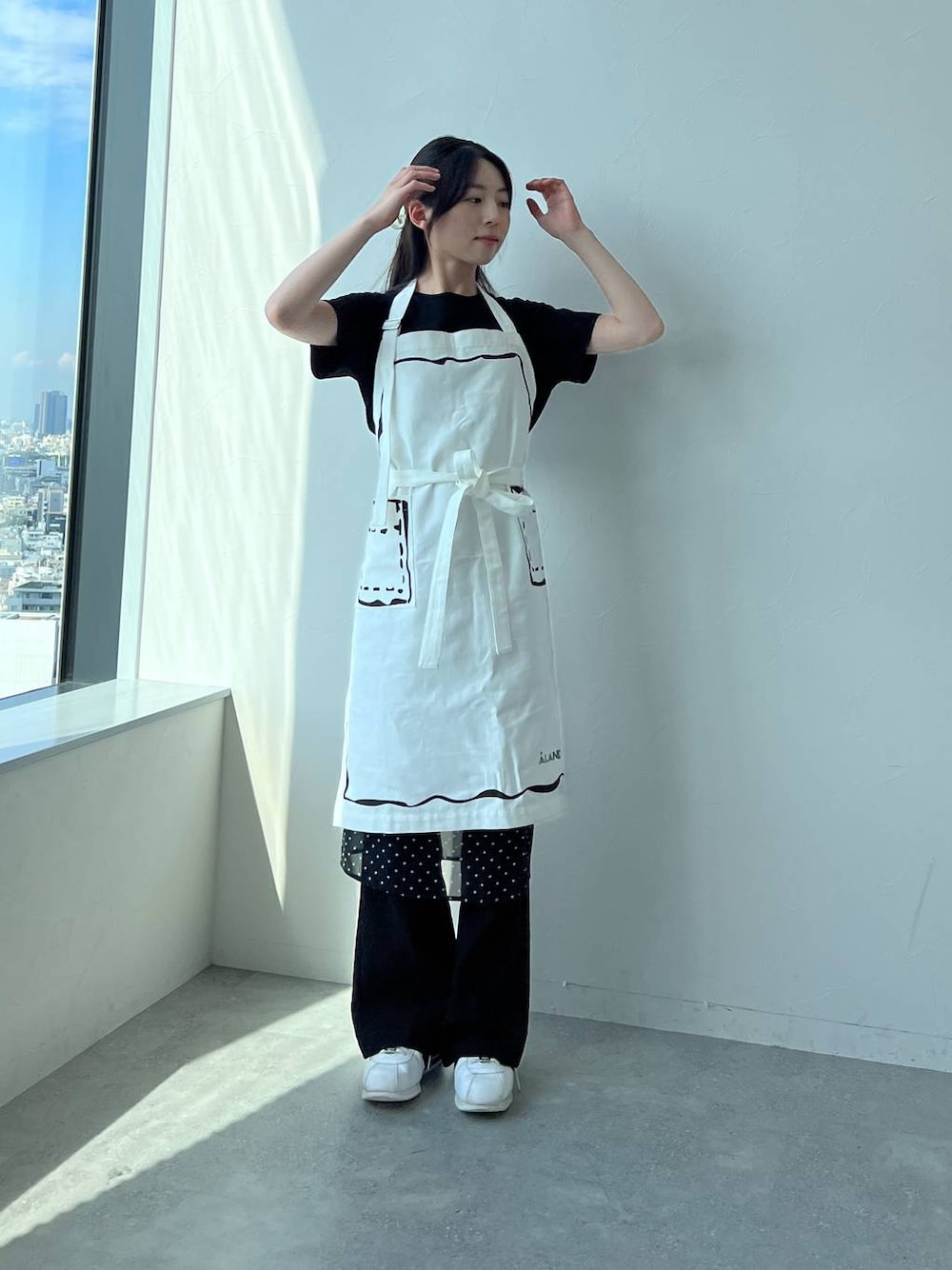 「低身長、韓国系、休日コーデ、フェミニン、ALAND、おでかけ、韓国ファッション、エプロン、スニーカー、スカート、レイヤードスタイル」｜「CRANKのCRANK／ドットレイヤードスカート（スカート、ブラック系）」を使った、みれいさん（レディース・150cm）の夏コーディネートの1枚目の写真