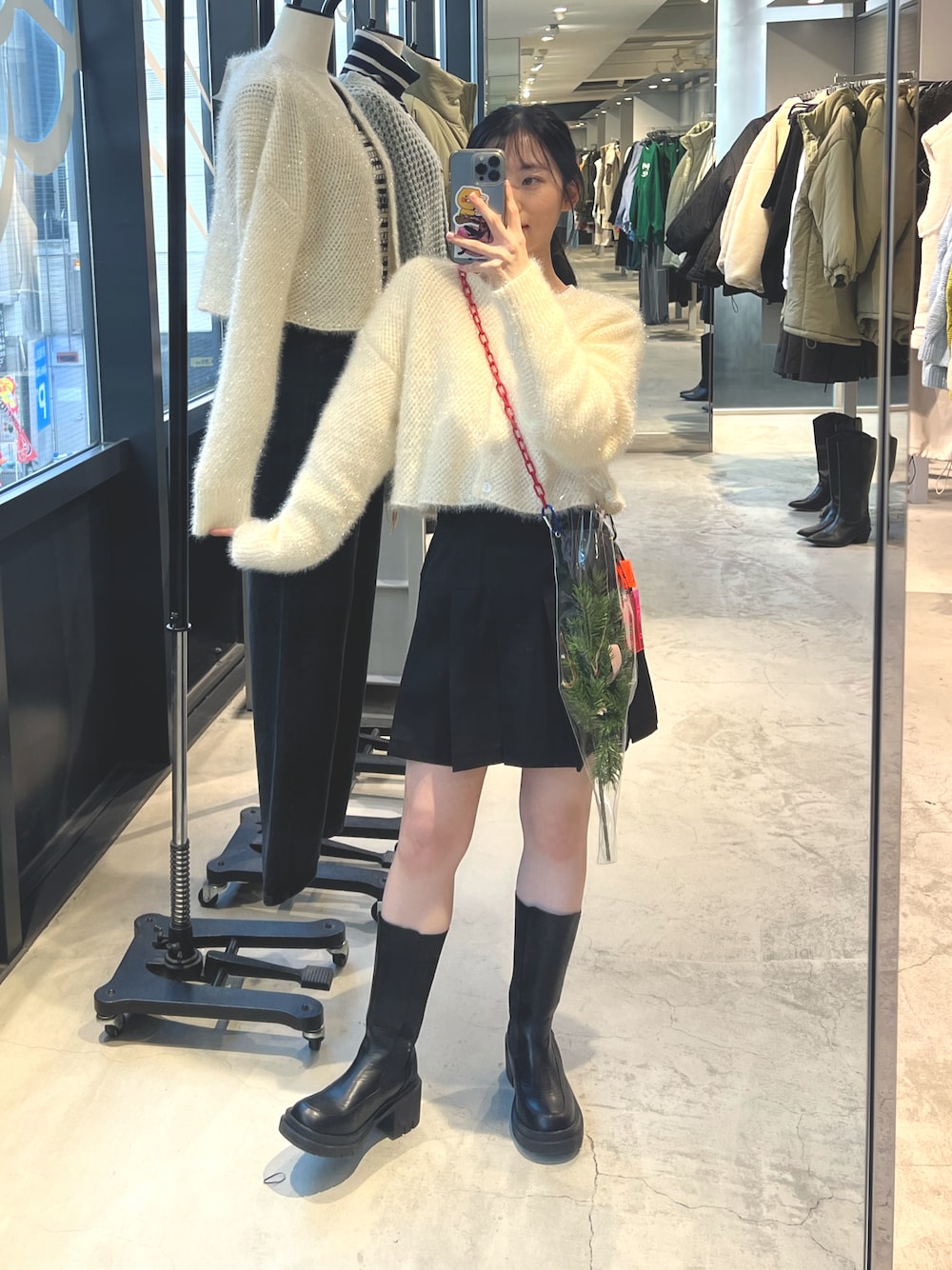「クリスマスコーデ、クリスマス、カーディガン、ミニスカート、ブーツ、冬服、大人女子、オトナカジュアル、きれいめカジュアル、シャギーニット、韓国ファッション、低身長コーデ、ラメニット」｜「ALANDのGROVE／flowercase1（その他、レッド系）」を使った、みれいさん（レディース・150cm）の冬コーディネートの1枚目の写真