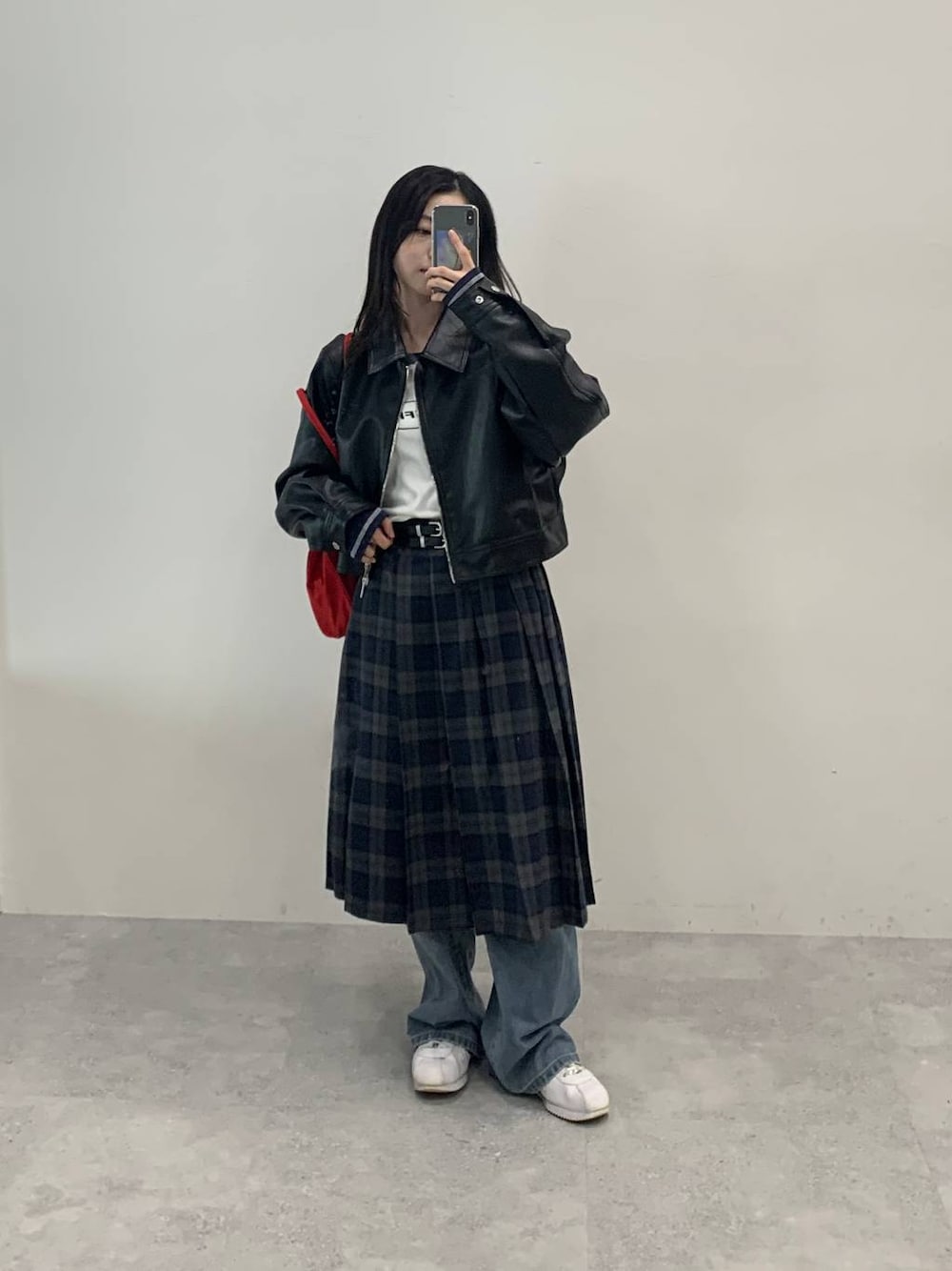 「デニムパンツ、ALAND、おでかけ、韓国ファッション、シンプルコーデ、冬コーデ、秋コーデ、スカート、スニーカー、レイヤードスタイル、レザー、ジャケット、低身長、韓国系、休日コーデ」｜「3.3 Field Trip の3.3 Field Trip／フェイクレザーショートジャケット（ライダースジャケット、ブラック系）」を使った、みれいさん（レディース・150cm）の秋コーディネートの1枚目の写真
