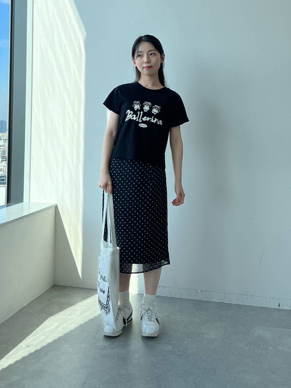 「低身長、韓国系、休日コーデ、フェミニン、カジュアル、ALAND、スカート、おでかけ、韓国ファッション、スニーカー、トートバッグ、エコバッグ」｜「CRANKのCRANK／ドットレイヤードスカート（スカート、ブラック系）」を使った、みれいさん（レディース・150cm）の夏コーディネートの1枚目の写真