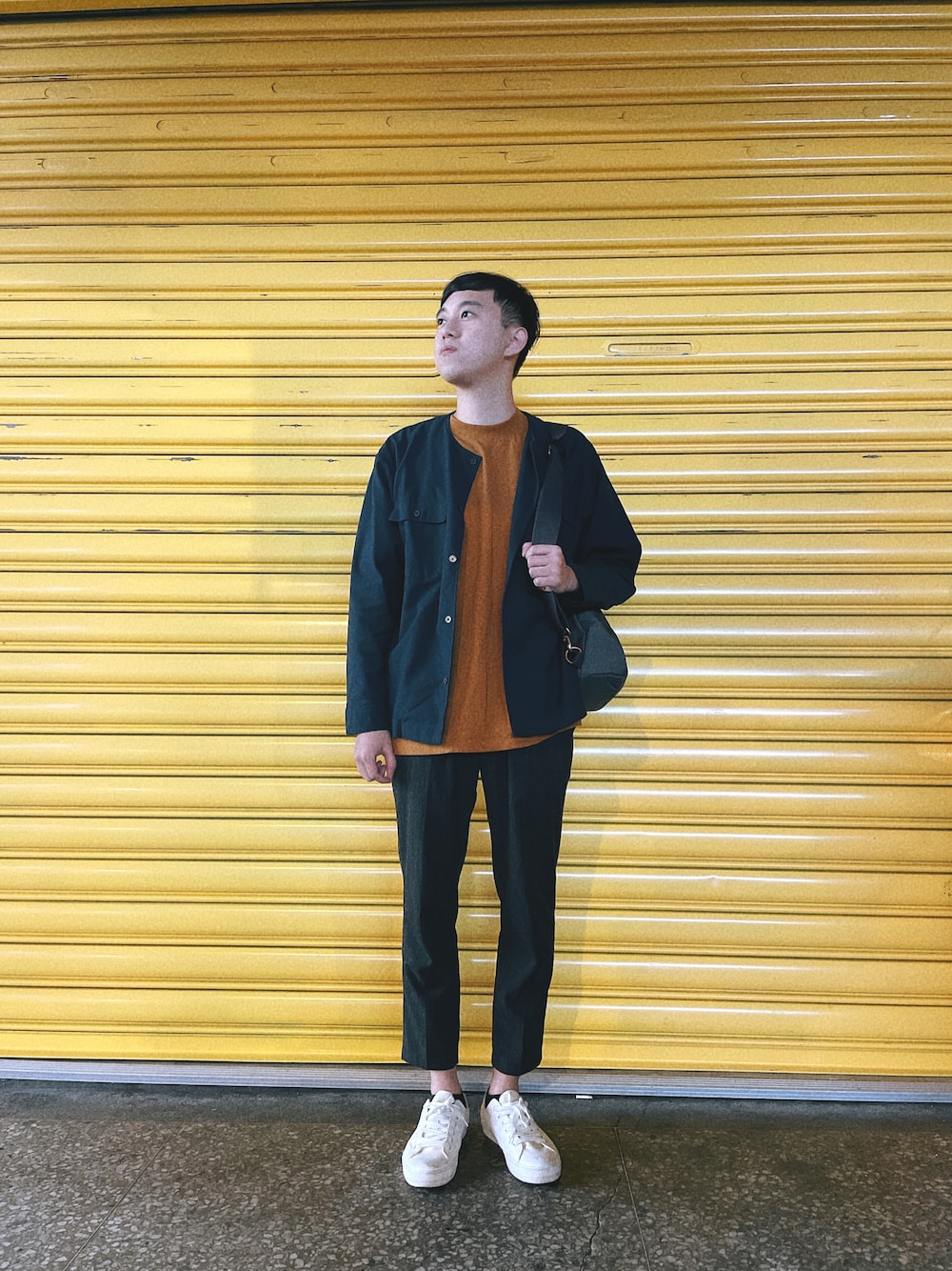 「無印良品のアイテム（ノーカラージャケット、ブルー系）」を使った、沖田さんさん（メンズ・177cm）の秋コーディネートの1枚目の写真