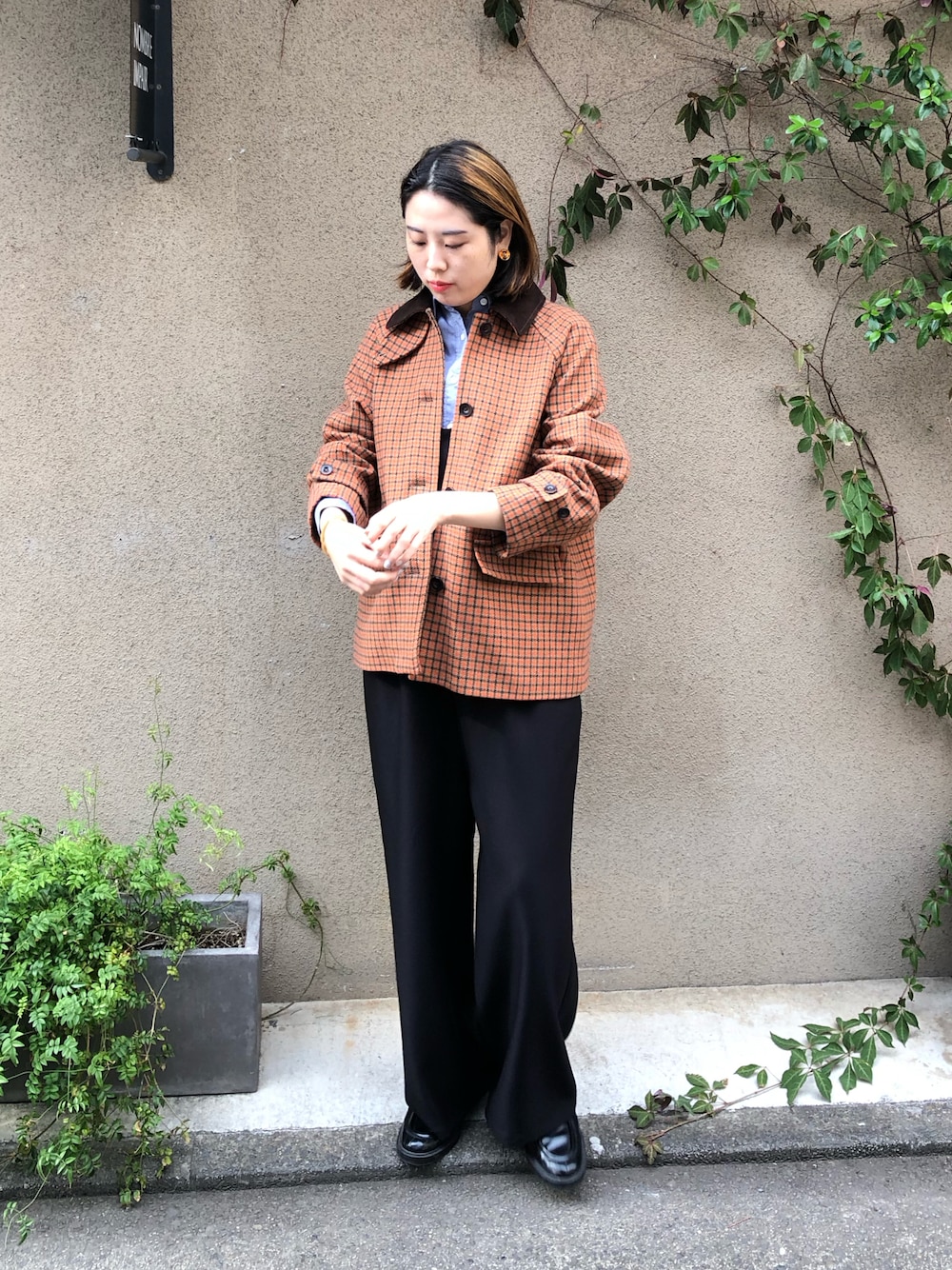 「おでかけコーデ、シンプルスタイル、オトナ女子、ラクチンコーデ、あったかコーデ、サロペット、サロペットコーデ、ステラシフォン、チェックコート、ブラウスコーデ」｜「NOMBRE IMPAIRの千鳥チェック　ショートコート（その他アウター、オレンジ系）」を使った、sawada.さん（レディース・169cm）の冬コーディネートの1枚目の写真