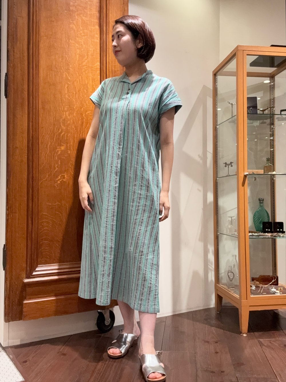 「ワンピース、ストライプ、グリーン、夏コーデ、夏ワンピース、ノンブルアンペール、カジュアルスタイル、大人カジュアルコーデ、ロングワンピース、高身長女子コーデ」｜「NOMBRE IMPAIRのストライプーシャンブレー　スキッパーワンピース（ワンピース、グリーン系）」を使った、sawada.さん（レディース・169cm）の夏コーディネートの1枚目の写真