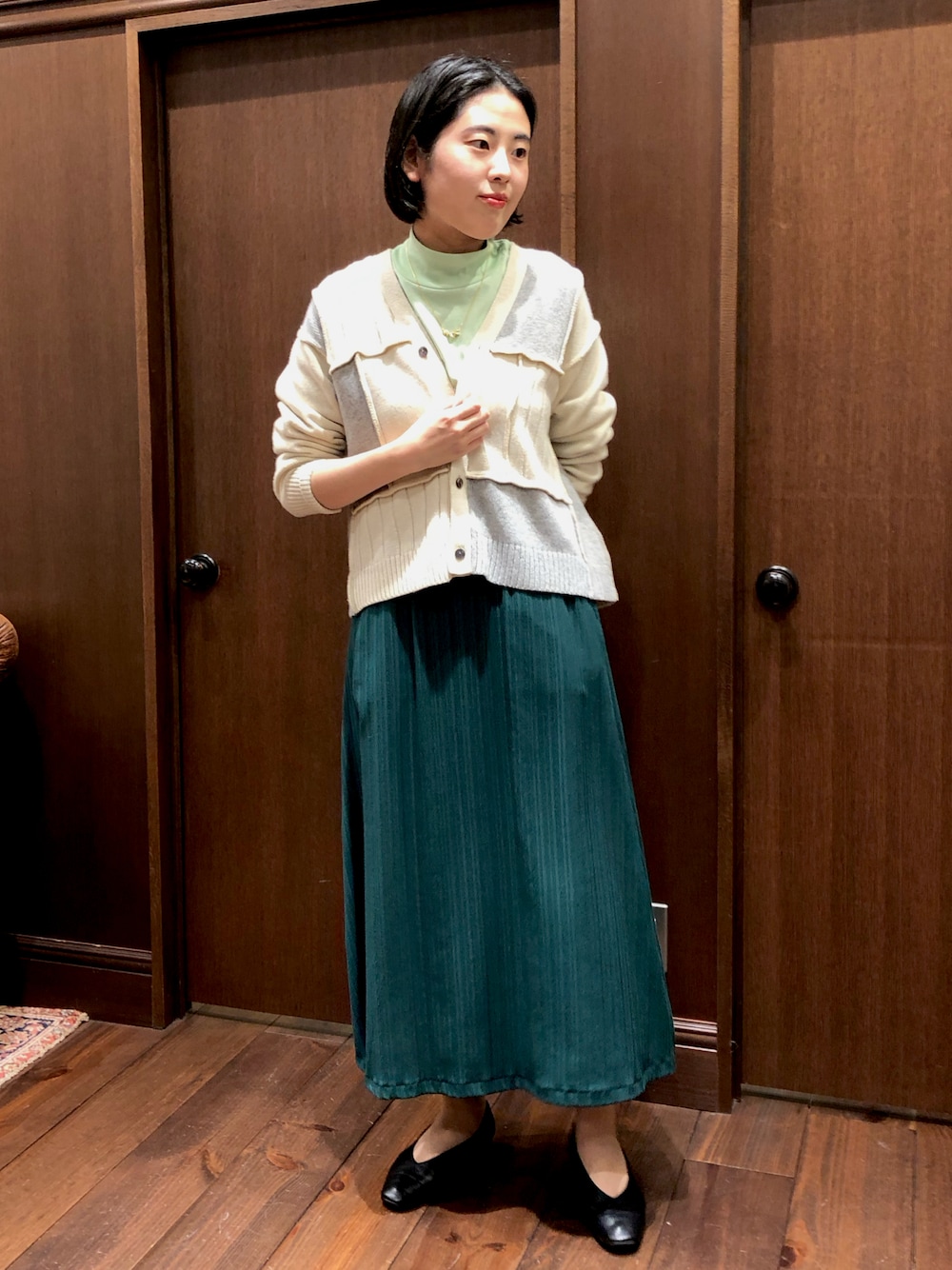 「大人カジュアル、秋コーデ、大人女子、きれいめカジュアル、スカートスタイル、シンプルコーデ、カーディガン、ロングスカート、秋ルック紹介するよ、スカート、グリーン、グリーンコーデ」｜「FIL DE FERの変形ドビーストライプ　フレアロングスカート（スカート、グリーン系）」を使った、sawada.さん（レディース・169cm）の秋コーディネートの1枚目の写真