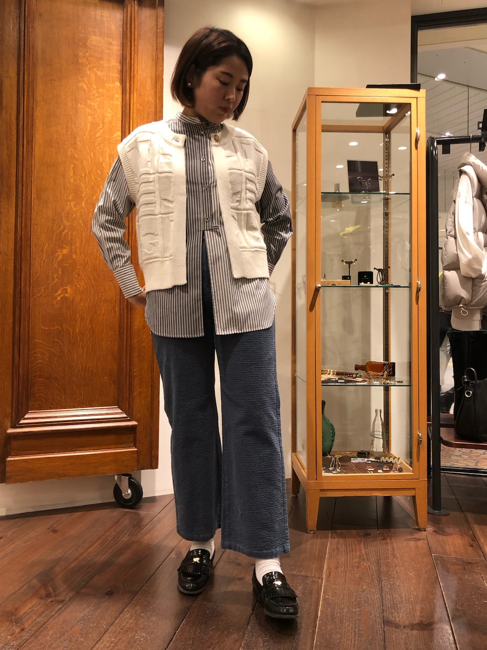 「ストライプシャツ、バイカラー、ニットベスト、ベスト、春コーデ、レイヤード、コーデュロイパンツ、ブルーコーデ、ノンブルアンペール、フィルデフェール」｜「NOMBRE IMPAIRのバイカラーストライプコンビ　スタンドネックシャツ（シャツ/ブラウス、ブルー系）」を使った、sawada.さん（レディース・169cm）の冬コーディネートの1枚目の写真