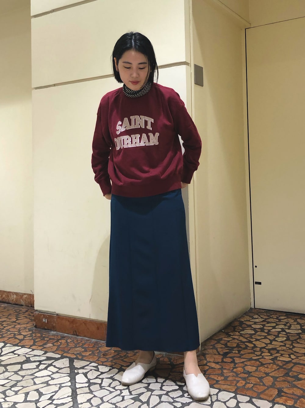 「秋コーデ、大人カジュアル、秋カラー、今日のコーデ、おしゃれさんと繋がりたい、秋色、ラフコーデ、カジュアル、高身長コーデ、ノンブルアンペール、フィルデフェール、秋服準備はじめました、秋服」｜「NOMBRE IMPAIRのカレッジロゴ裏毛　クルーネックスウェット（スウェット、レッド系）」を使った、sawada.さん（レディース・169cm）の秋コーディネートの1枚目の写真