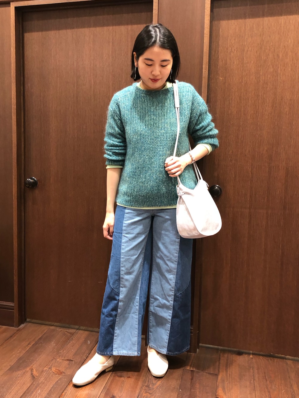 「秋冬コーデ、秋服、シンプル、秋服コーデ、きれいめ、カジュアル、秋ルック紹介するよ、デニム、着回しコーデ、オトナカジュアル、きれいめカジュアル」｜「NOMBRE IMPAIRのビュレ 1ショルダースクエアライクBAG（ショルダーバッグ、シルバー系）」を使った、sawada.さん（レディース・169cm）の秋コーディネートの1枚目の写真