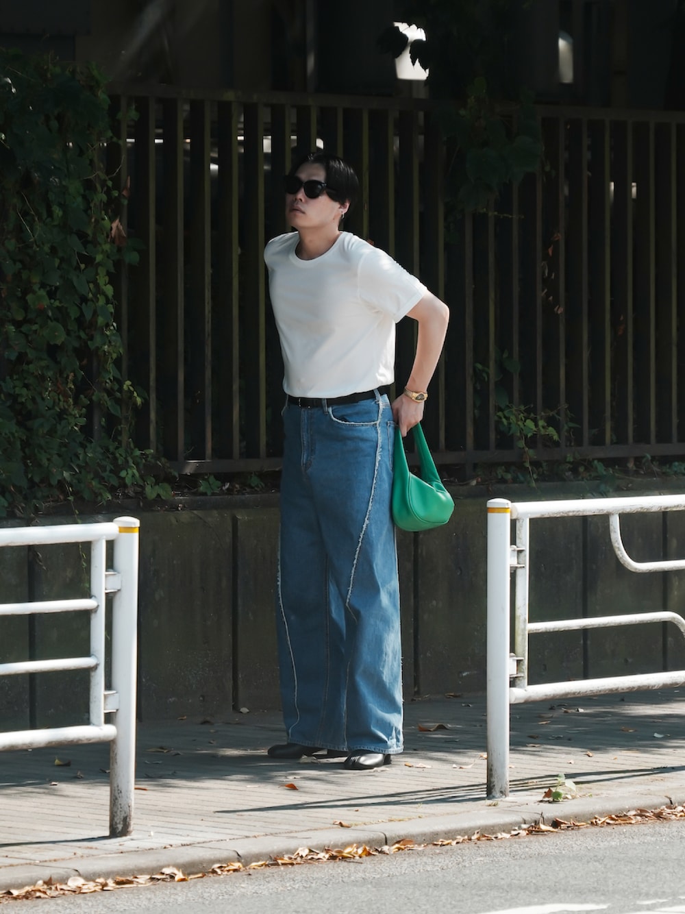 「メンズファッション、きれいめカジュアル、90'sコーデ、デニムコーデ、デニムパンツ、カジュアルコーデ、夏コーデ、シンプル、シンプルスタイル、デニム、白Tシャツ、ミニバッグ、大人カジュアル、Tシャツ×デニム、Tシャツ」｜「JIL SANDERのアイテム（ベルト、ブラック系）」を使った、ryuichiyoshidaさん（メンズ・175cm）の秋コーディネートの1枚目の写真