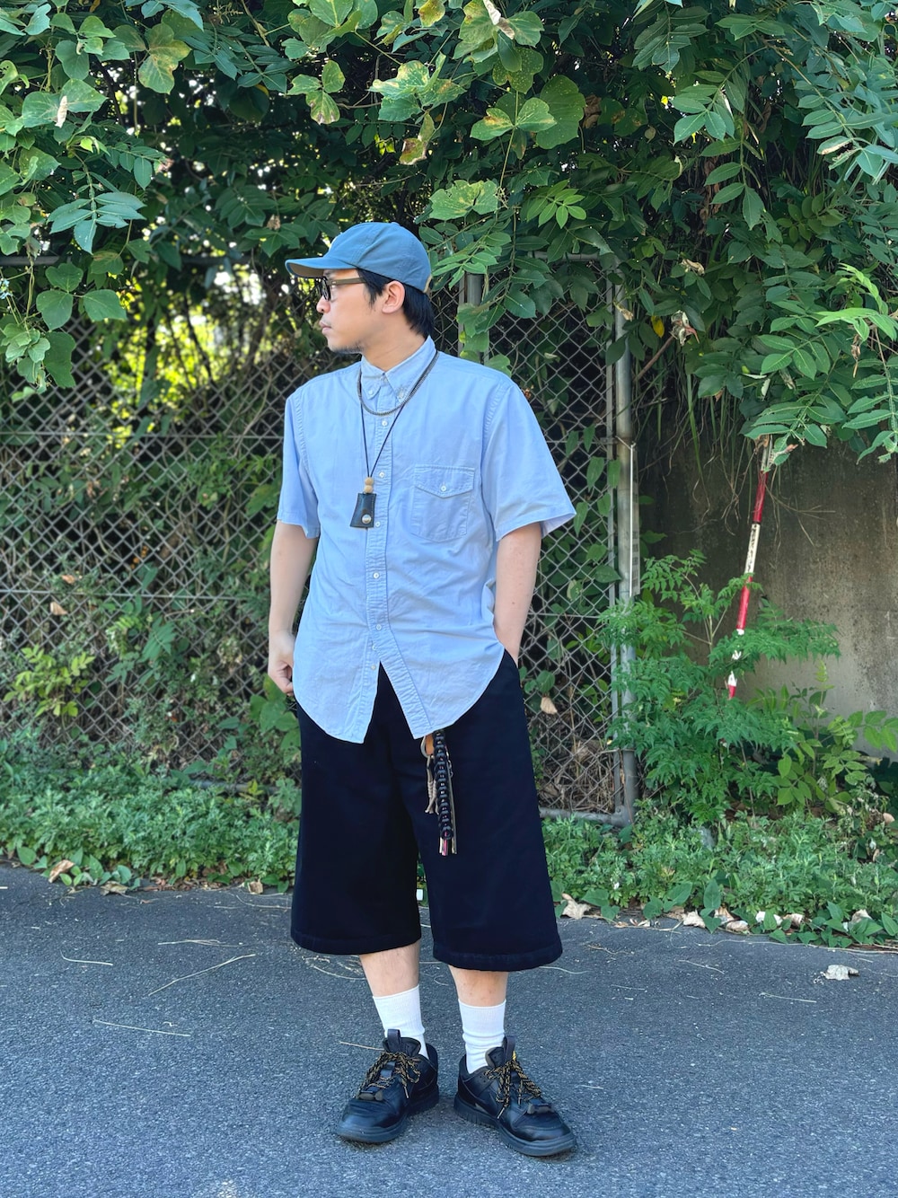ブラック系のデニムパンツ、ブラック系のスニーカー、ブルー系のシャツ/ブラウスを着用したメンズの夏コーディネートの1枚目の写真