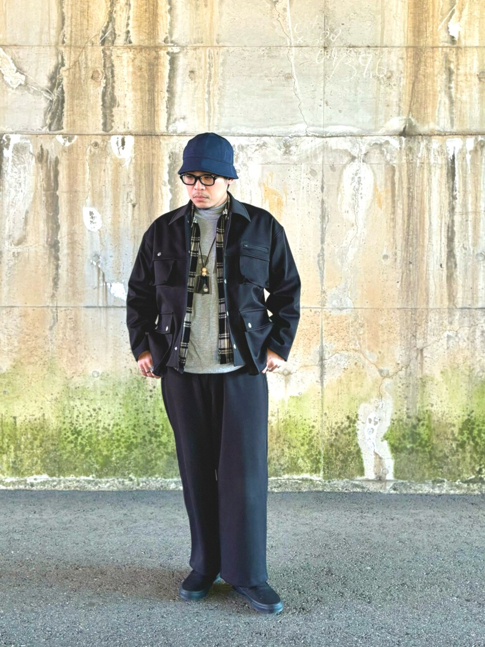 ブラック系のミリタリージャケット、グレー系のTシャツ/カットソー、ブラック系のブルゾンを着用したメンズの冬コーディネートの1枚目の写真