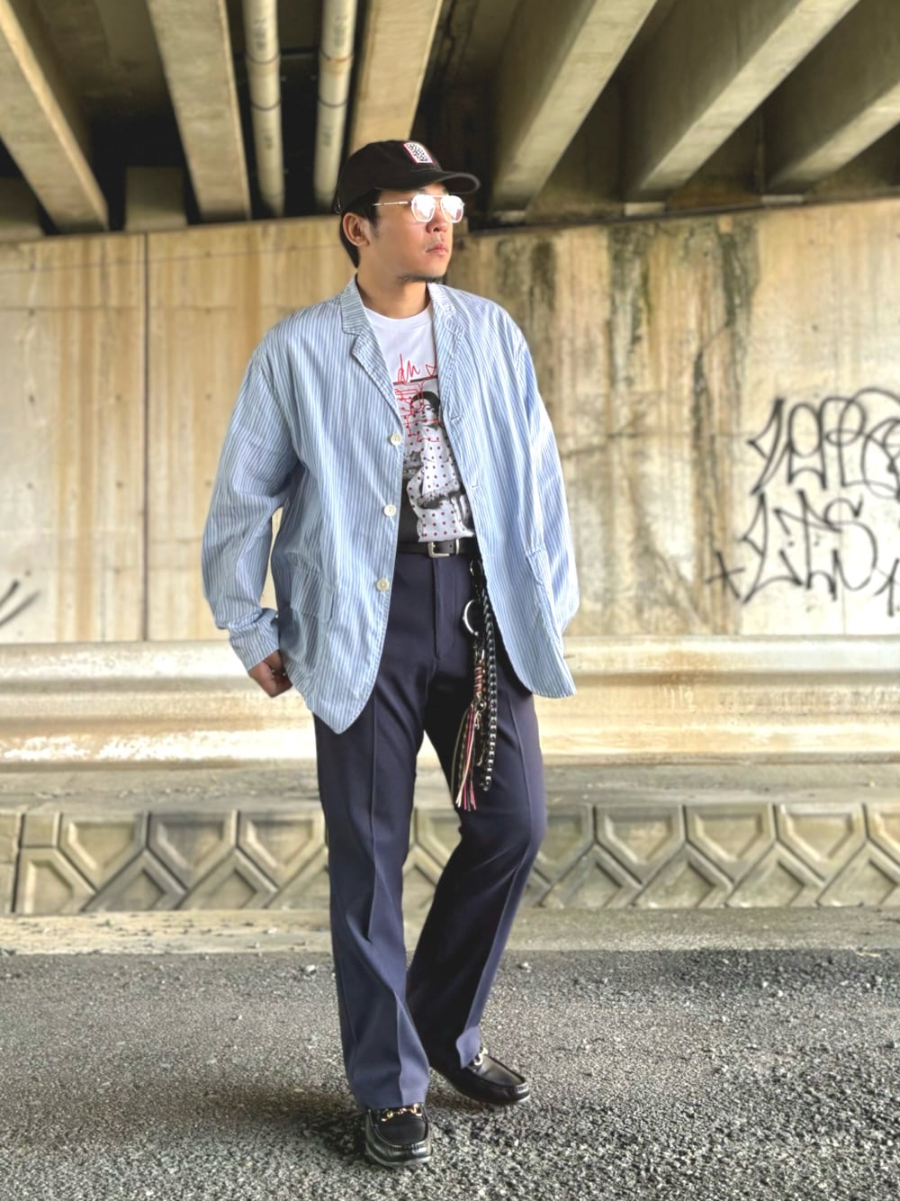 ブルー系のシャツ/ブラウス、ホワイト系のTシャツ/カットソー、ブルー系のスラックスを着用したメンズの春コーディネートの1枚目の写真