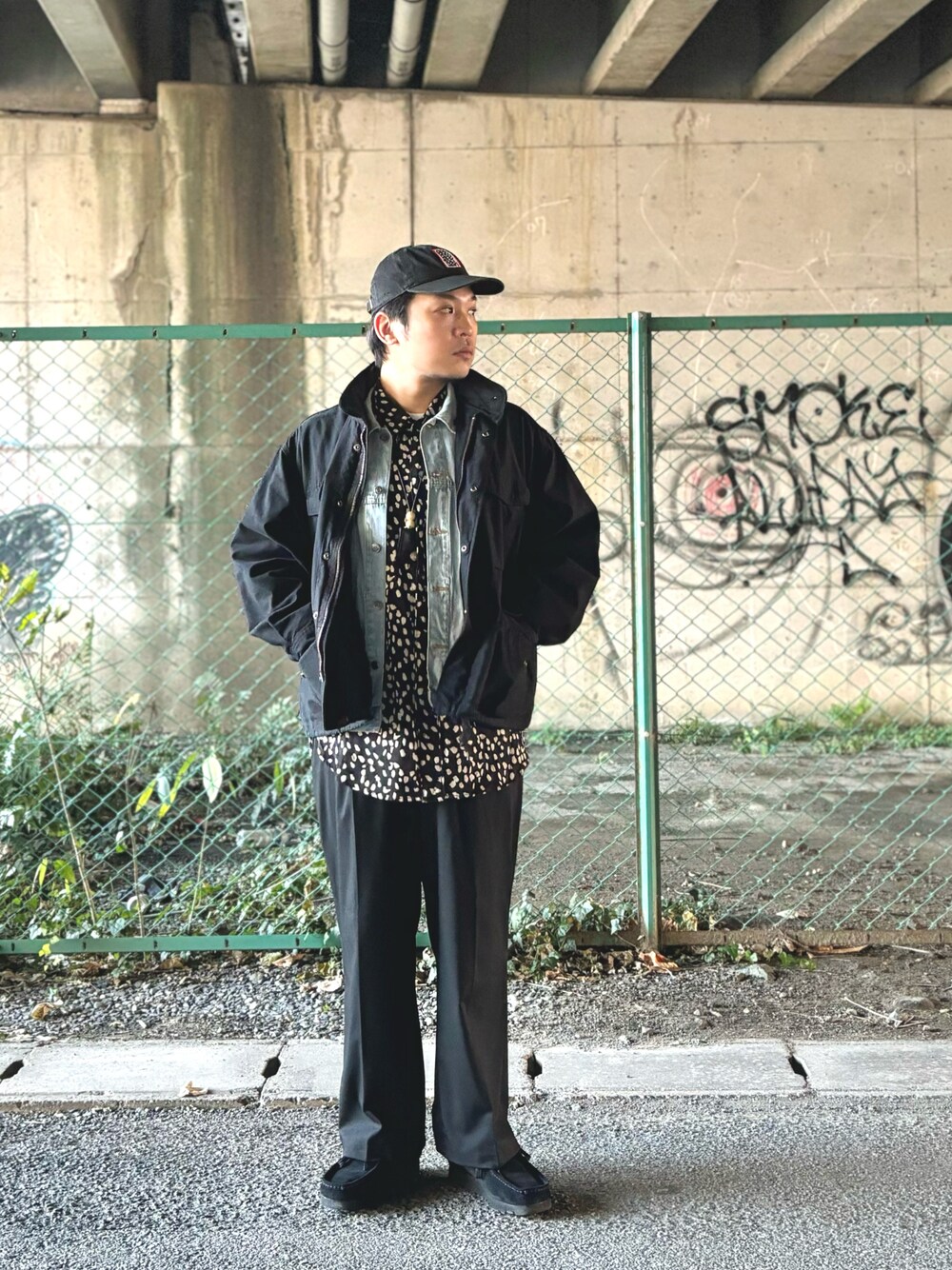 ブラック系のモカシン/デッキシューズ、ブラック系のスラックス、ブラック系のブルゾンを着用したメンズの冬コーディネートの1枚目の写真