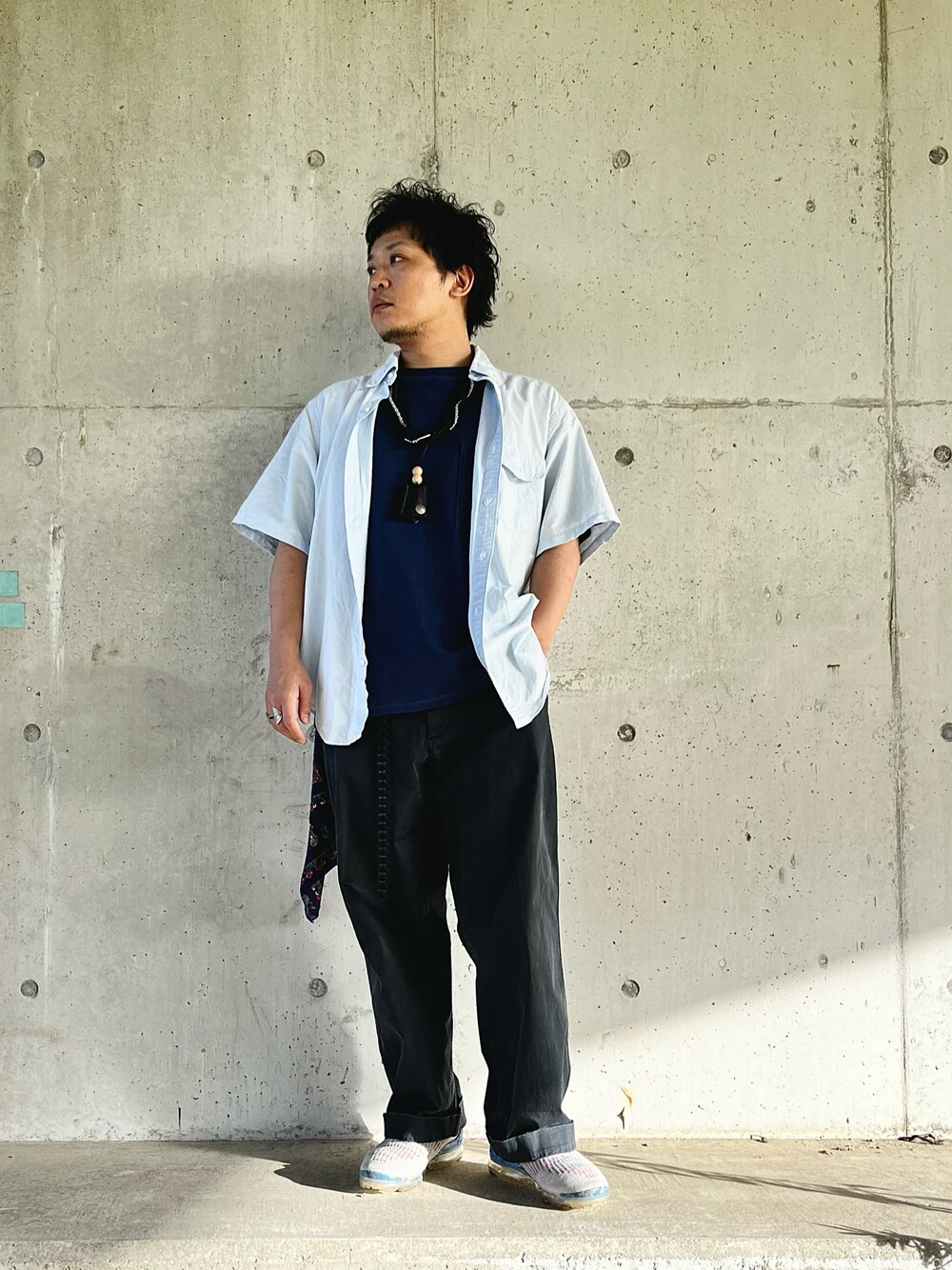 ホワイト系のスニーカー、ブルー系のその他パンツ、ブルー系のTシャツ/カットソーを着用したメンズの夏コーディネートの1枚目の写真