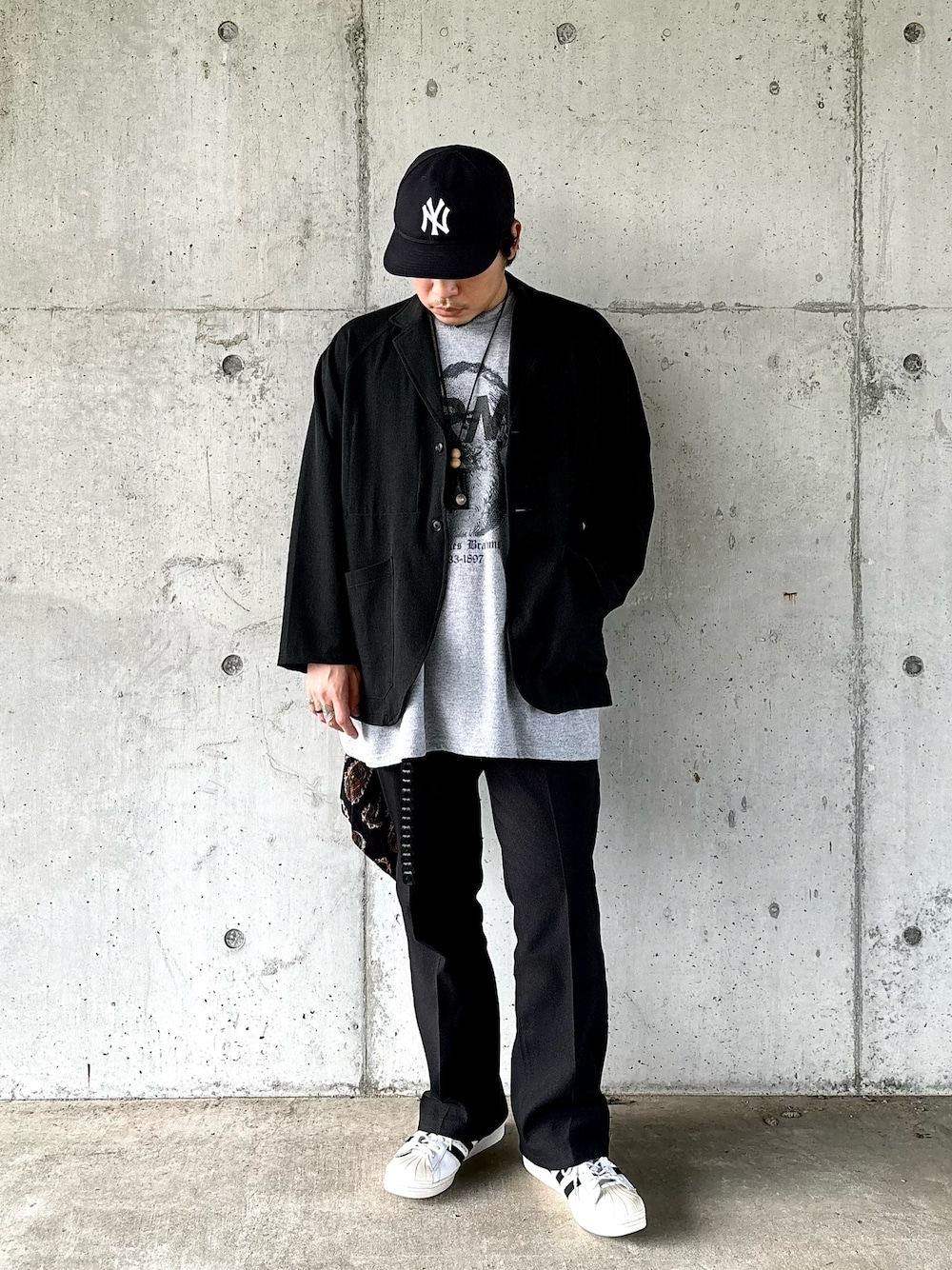 「秋っぽコーデ更新中、秋コーデ、ootd、outfit、メンズファッション、きれいめカジュアル、キャップ、ジャケット、SUNNY SPORTS、Tシャツ、BEAMS、スラックス、スニーカー、adidas、スーパースター」｜「adidasのアイテム（スニーカー、ホワイト系）」を使った、ikoka_89さん（メンズ・172cm）の秋コーディネートの1枚目の写真