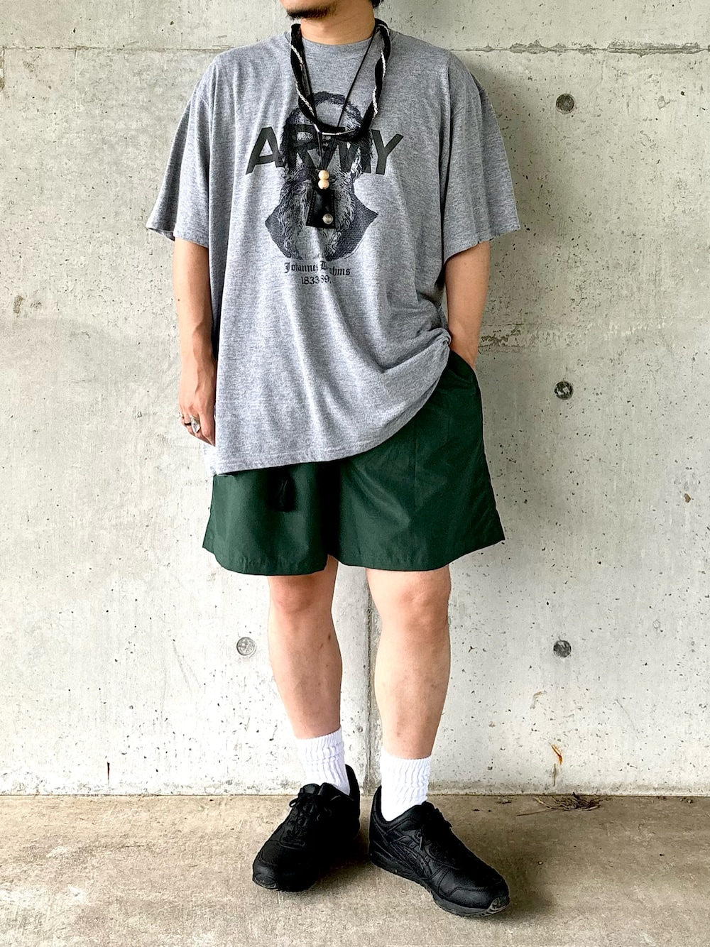 ブラック系のスニーカー、グリーン系のその他パンツ、グレー系のTシャツ/カットソーを着用したメンズの秋コーディネートの1枚目の写真