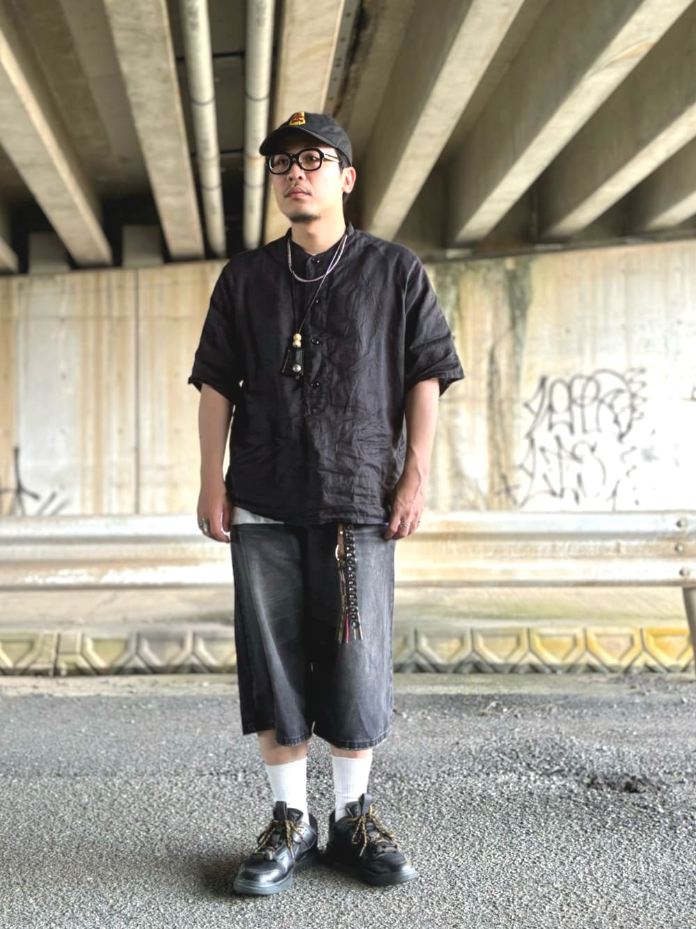 ブラック系のシャツ/ブラウス、グレー系のデニムパンツ、ブラック系のスニーカーを着用したメンズの夏コーディネートの1枚目の写真