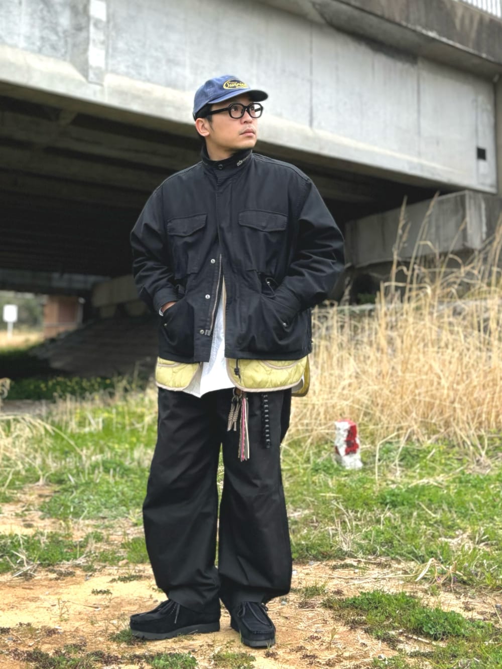 ブラック系のモカシン/デッキシューズ、ブラック系のその他パンツ、ブラック系のブルゾンを着用したメンズの春コーディネートの1枚目の写真