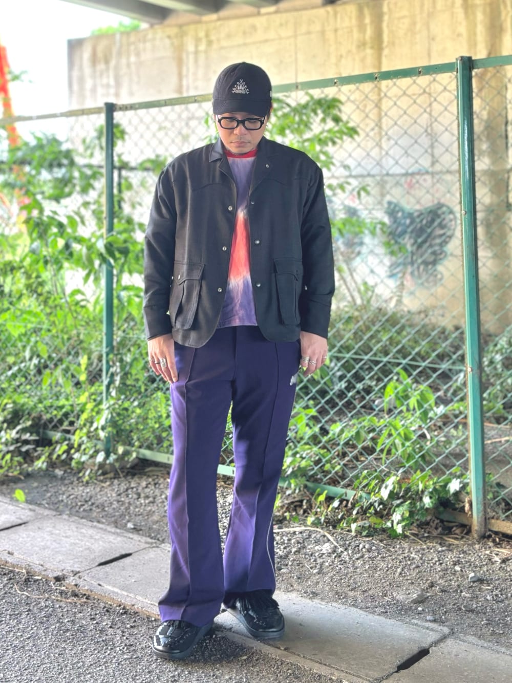 パープル系のその他パンツ、ブラック系のその他シューズ、ブラック系のその他アウターを着用したメンズの春コーディネートの1枚目の写真