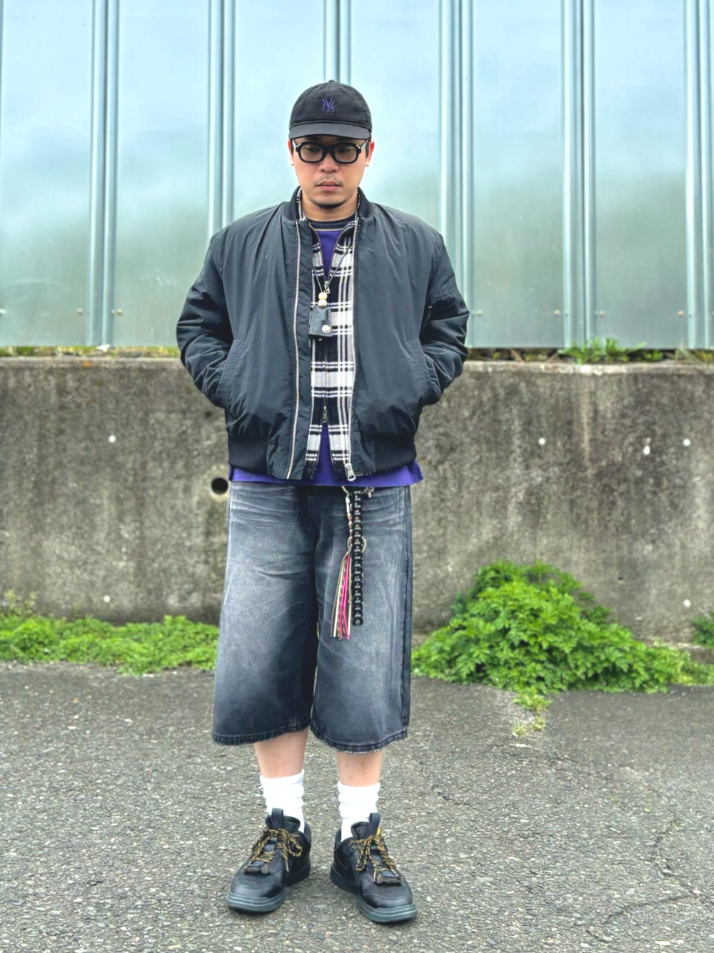 ブラック系のスニーカー、グレー系のデニムパンツ、ブラック系のナイロンジャケットを着用したメンズの春コーディネートの1枚目の写真