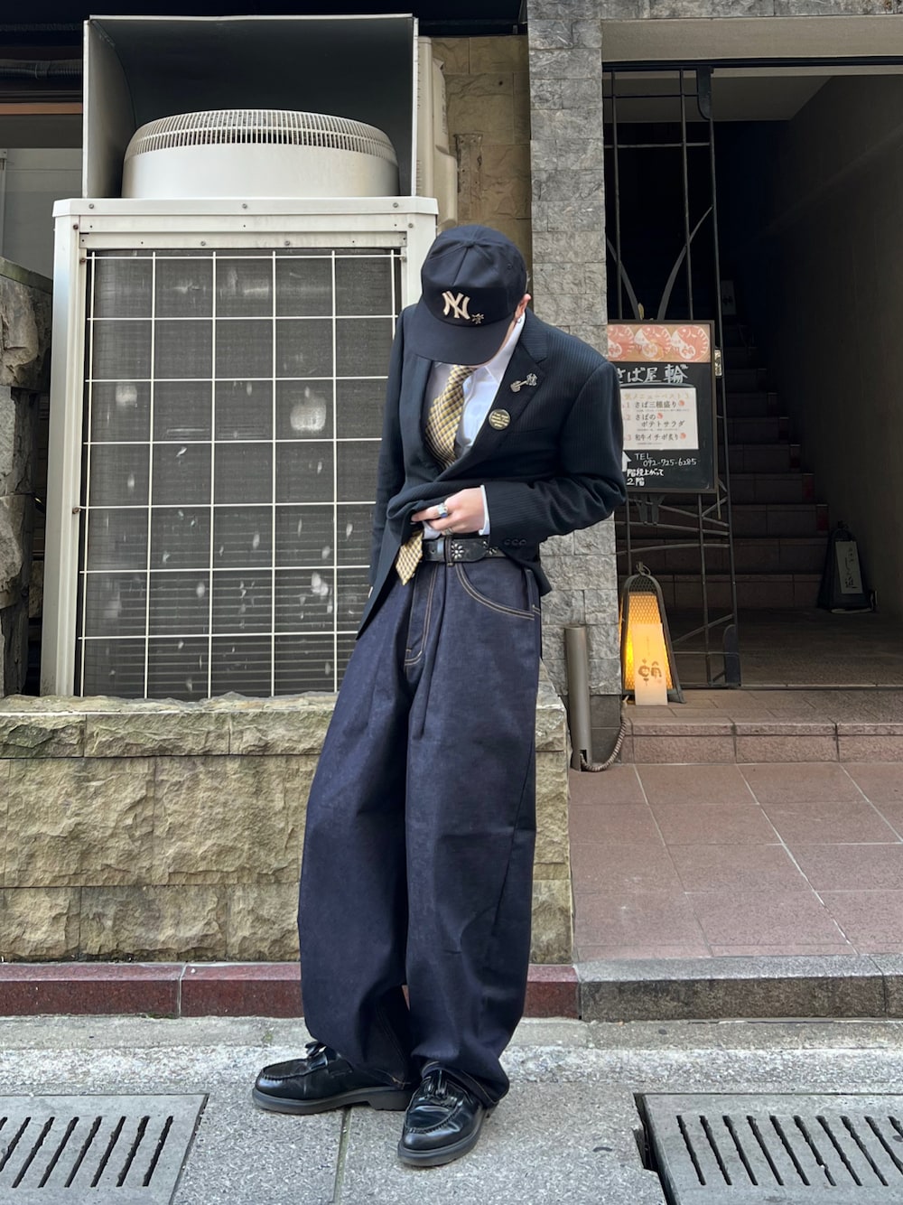 「春めき満開コーデ、春服、メンズコーデ、カジュアルコーデ、ローファー、最近のいい感じコーデ、低身長コーデ、テーラードジャケット、ネクタイ、デニムパンツ、キャップ、海外ファッション、ストリートシック、アイビースタイル」｜「古着のアイテム（スーツジャケット、ブラック系）」を使った、Masaki/政貴さん（メンズ・165cm）の春コーディネートの1枚目の写真