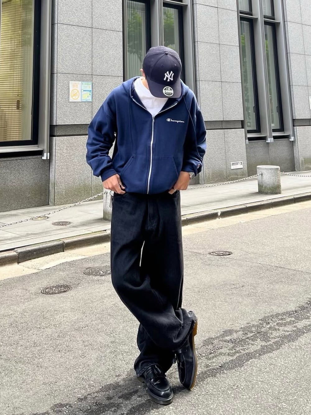 「最近のいい感じコーデ、海外系ファッション、ストリートシック、シティーボーイ、ジップパーカー、デニムパンツ、ローファー」｜「Championのアイテム（パーカー、ブルー系）」を使った、Masaki/政貴さん（メンズ・165cm）の秋コーディネートの1枚目の写真