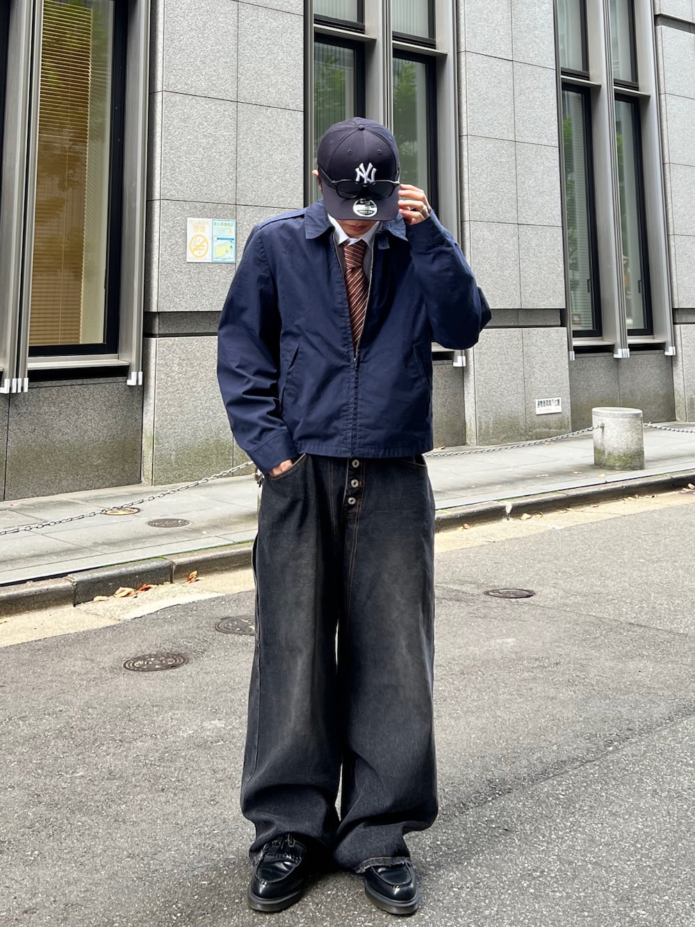 「最近のいい感じコーデ、カジュアルコーデ、キャップ、古着、革靴、レイヤード、秋冬コーデ、海外ファッション、ストリートシック」｜「BALLSY.BROTHERSのアイテム（デニムパンツ、ブラック系）」を使った、Masaki/政貴さん（メンズ・165cm）の秋コーディネートの1枚目の写真