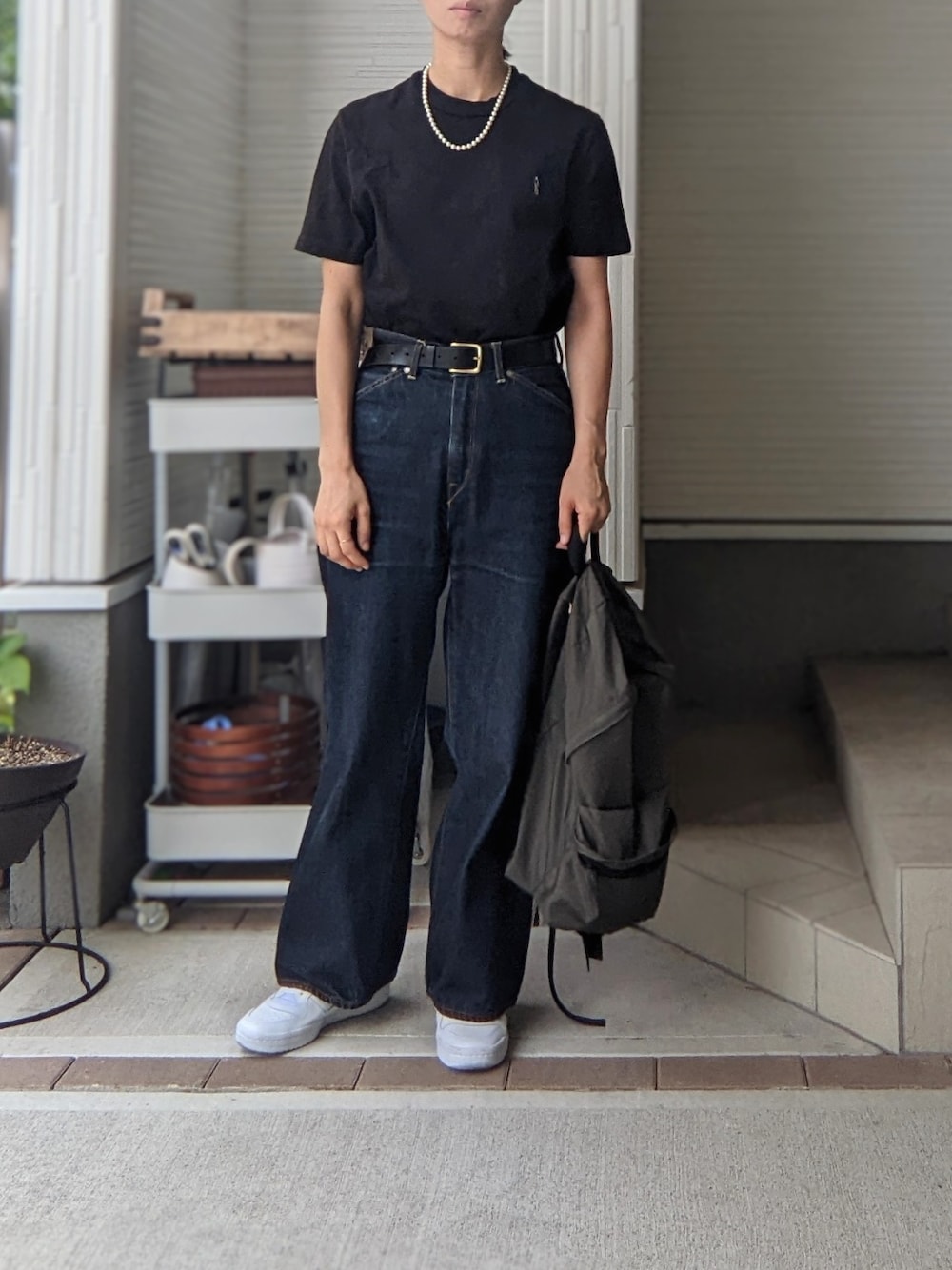 「今日のコーデ、休日スタイル、ゆるコーデ、大人女子、デニム、白スニーカー、Tシャツ」｜「THE NERDYSのアイテム（Tシャツ/カットソー、ブラック系）」を使った、cauxacuyさん（レディース・163cm）の夏コーディネートの1枚目の写真