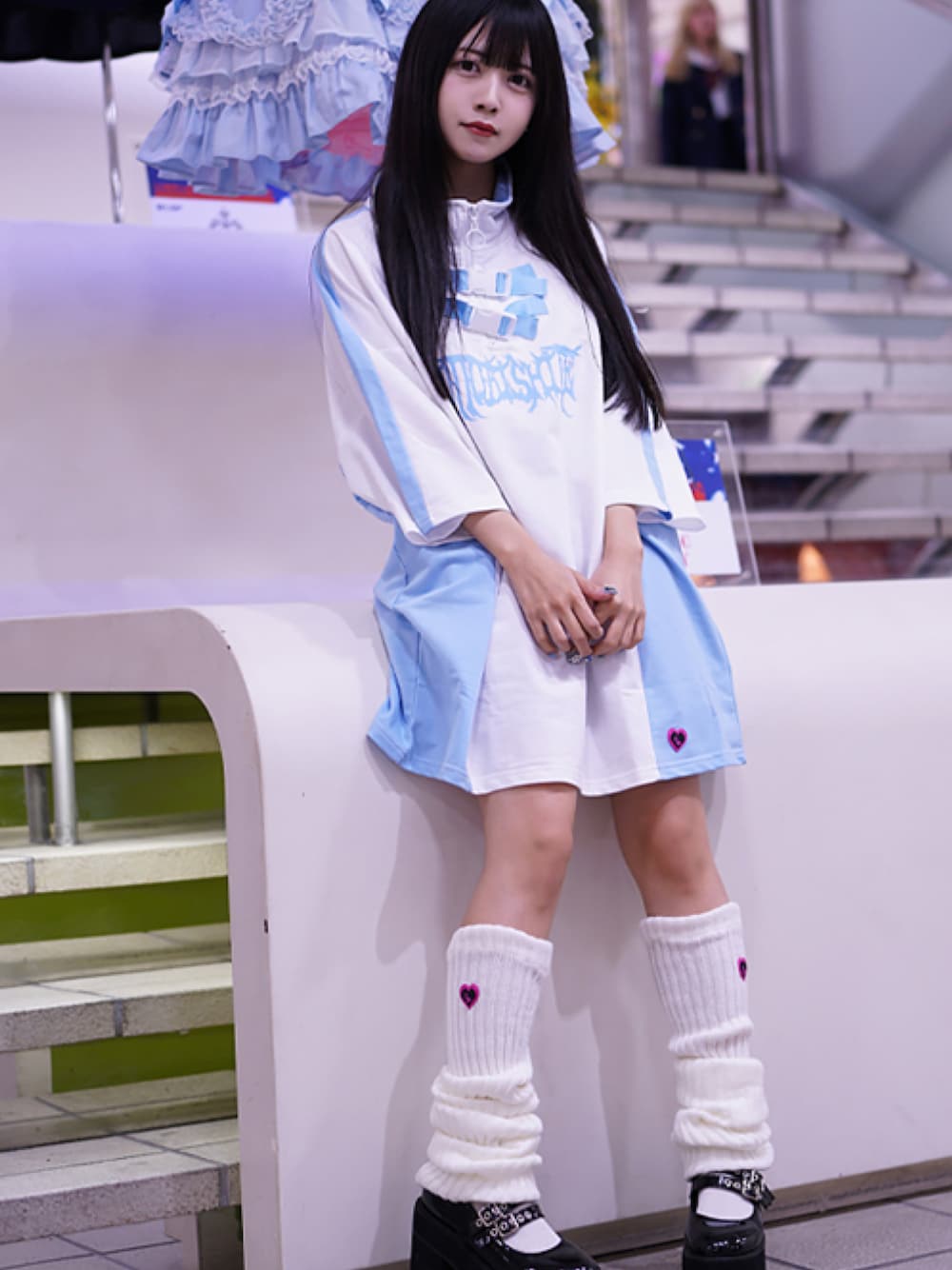 ホワイト系のTシャツ/カットソーを着用したレディースの夏コーディネートの1枚目の写真