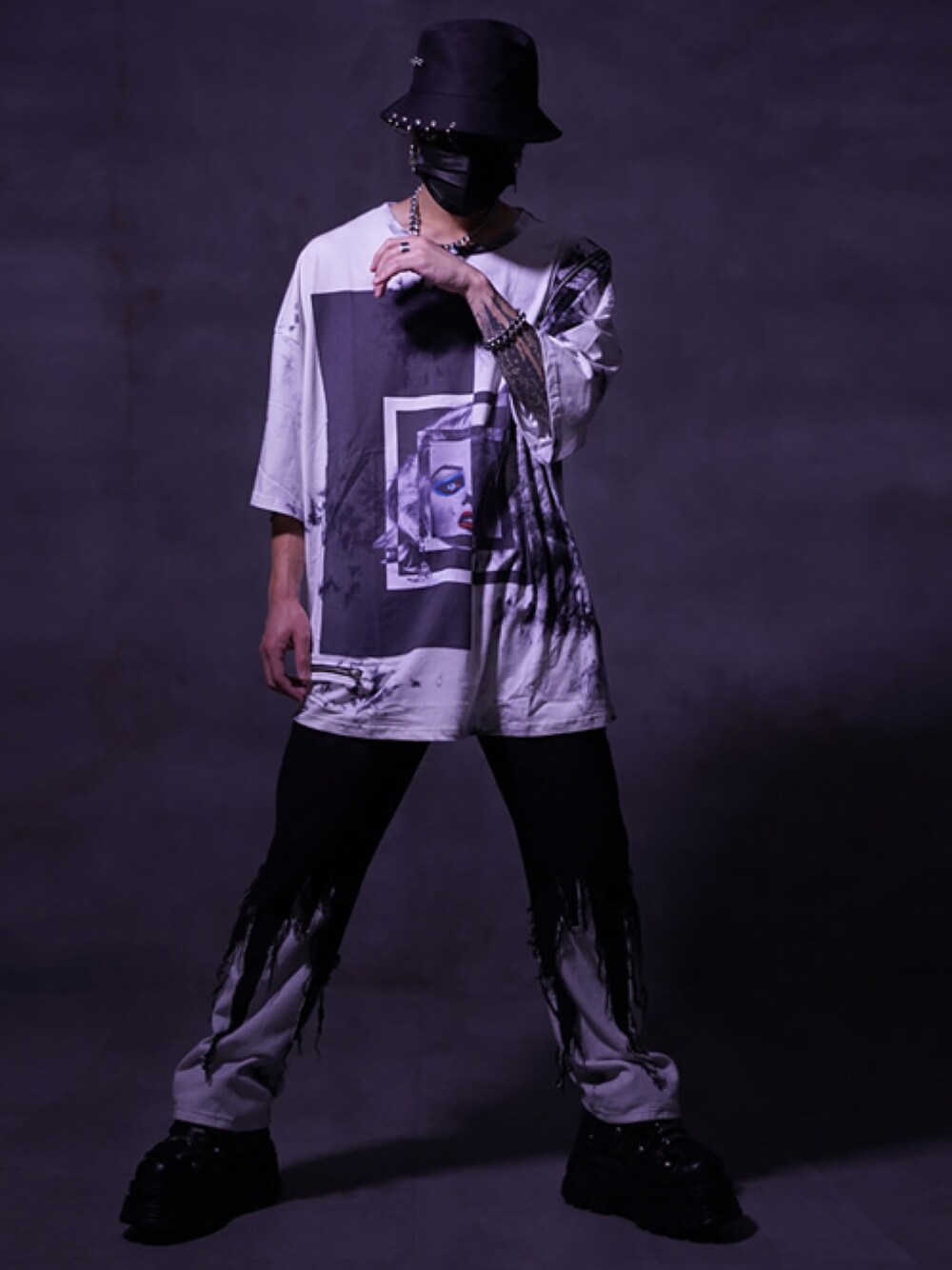 ホワイト系のTシャツ/カットソーを着用したレディースの夏コーディネートの1枚目の写真