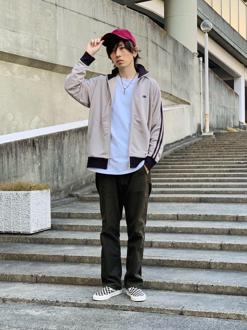 「シンプル、トラックジャケット、いいね、save、フォローお願いします🤑、キャップ、VANS、スリッポン、ジャージ、カジュアルコーデ、カジュアル、シンプルコーデ、ベージュ、カーキ、赤」｜「Kappaの【KAPPA】ラインジャージ トラックジャケット（ジャージ、ベージュ系）」を使った、opepeさん（メンズ・175cm）の冬コーディネートの1枚目の写真