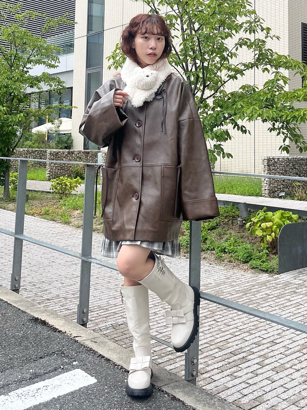 グレー系のワンピース、ホワイト系のブーツ、ブラウン系のブルゾンを着用したレディースの夏コーディネートの1枚目の写真