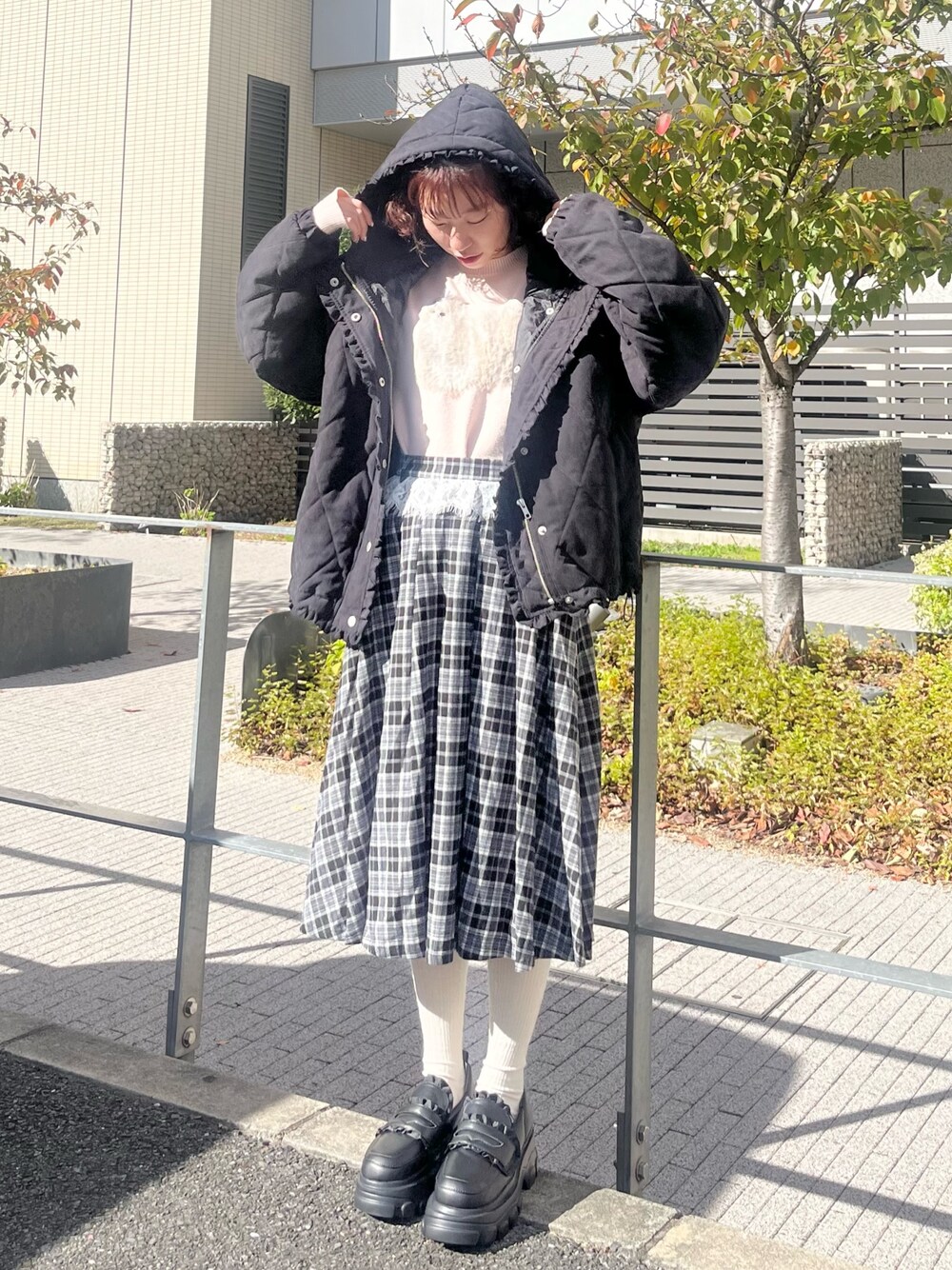 ピンク系のニット/セーター、ブラック系のスカート、ブラック系のローファーを着用したレディースの冬コーディネートの1枚目の写真