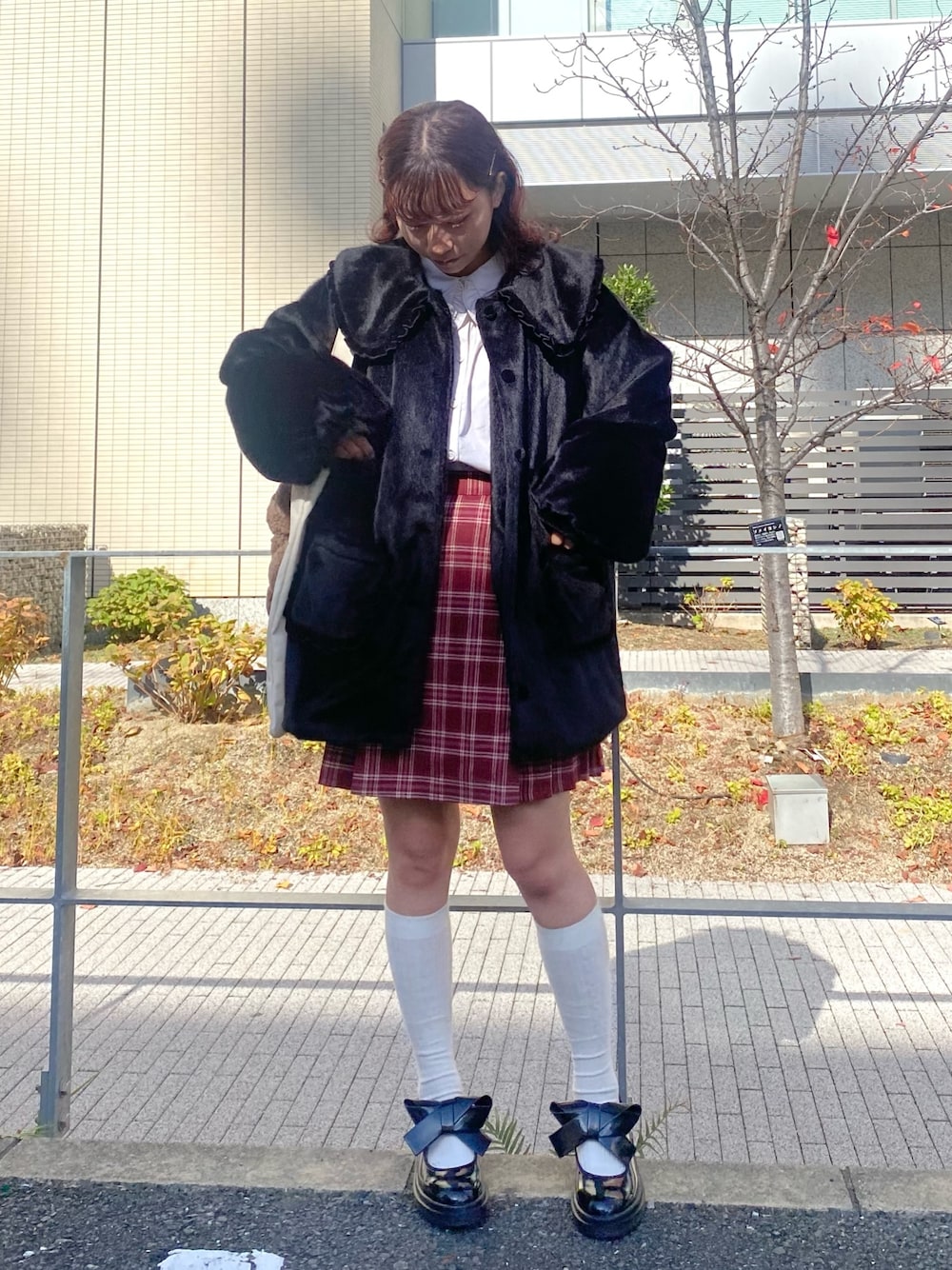 ブラック系のその他アウター、ホワイト系のシャツ/ブラウス、レッド系のスカートを着用したレディースの秋コーディネートの1枚目の写真