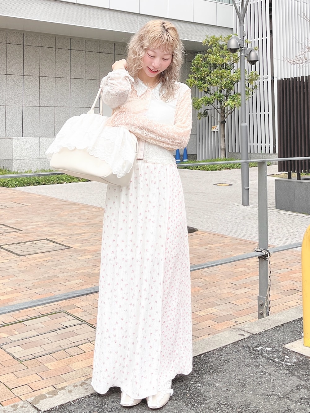 ブルー系のシャツ/ブラウス、ホワイト系のボストンバッグ、ピンク系のスカートを着用したレディースの春コーディネートの1枚目の写真