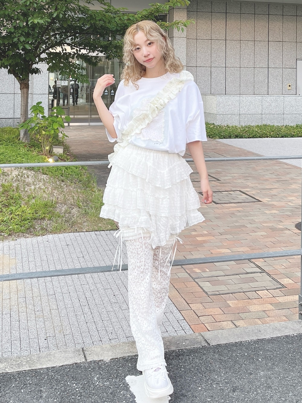 ホワイト系のショルダーバッグ、ホワイト系のTシャツ/カットソー、ホワイト系のスカートを着用したレディースの夏コーディネートの1枚目の写真