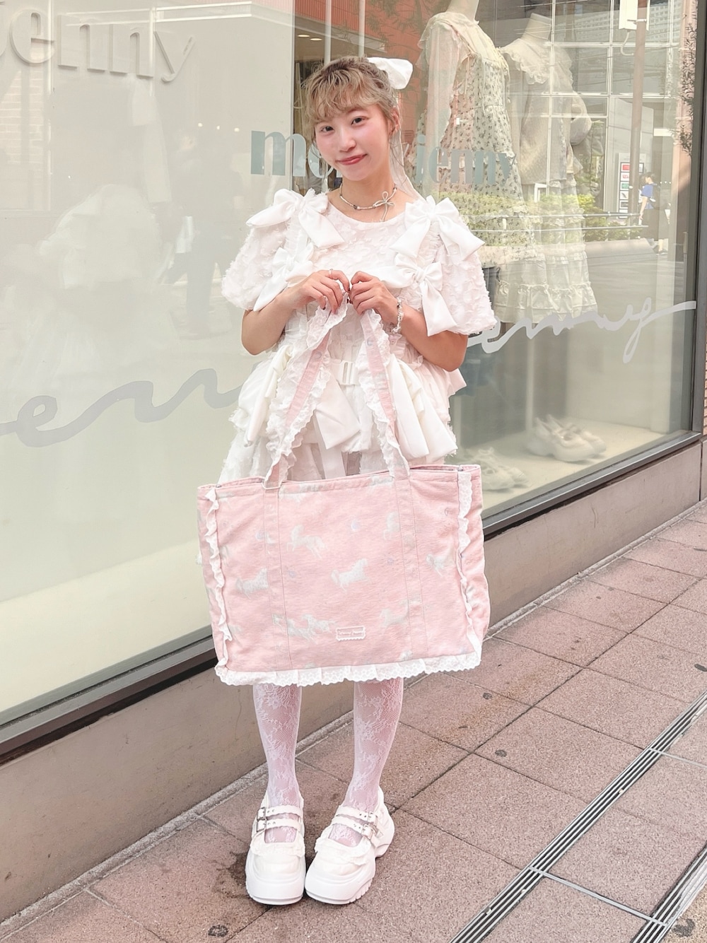 ホワイト系のワンピース、ピンク系のトートバッグ、ホワイト系のスニーカーを着用したレディースの夏コーディネートの1枚目の写真